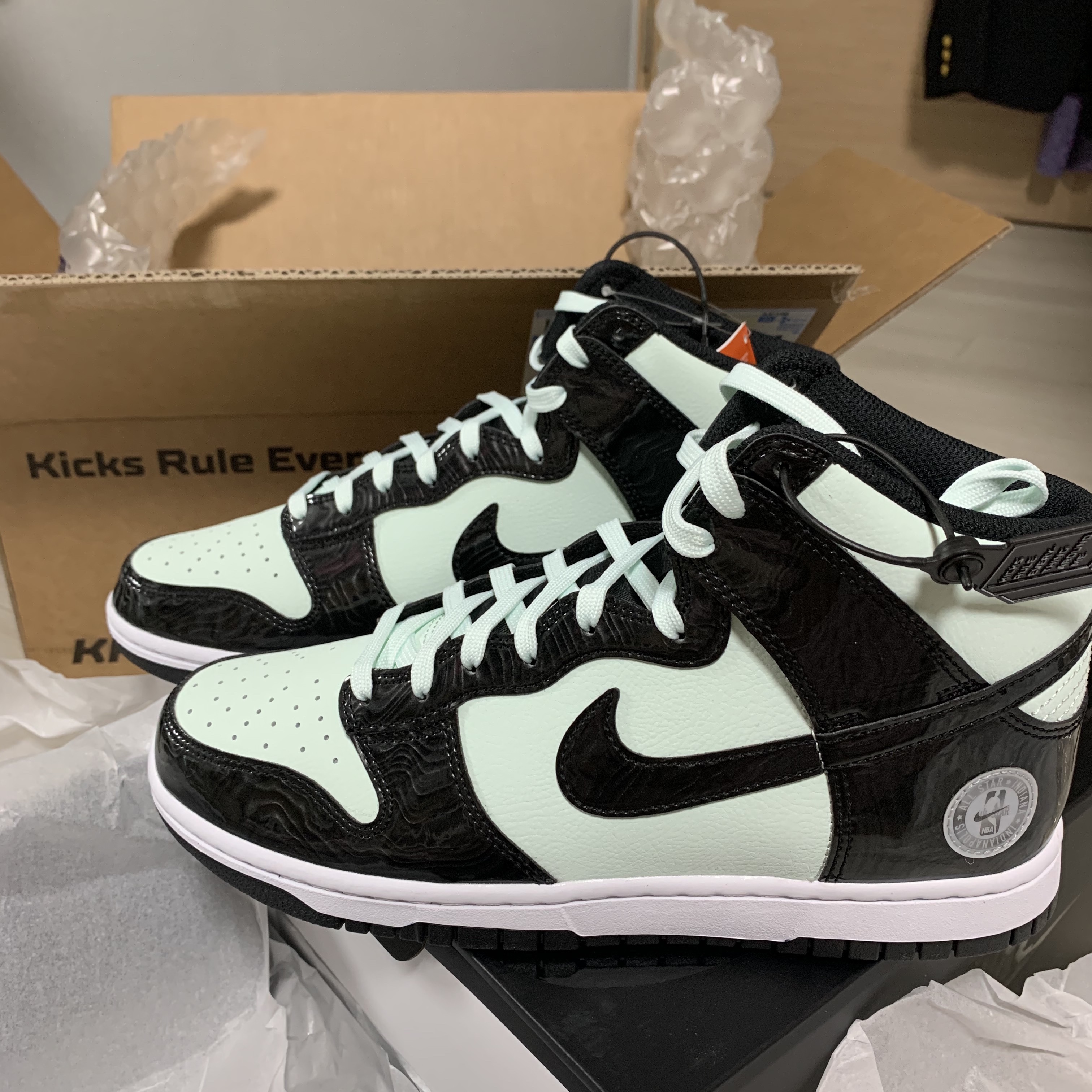Nike Dunk High Barely Green 착용 스타일 - 1