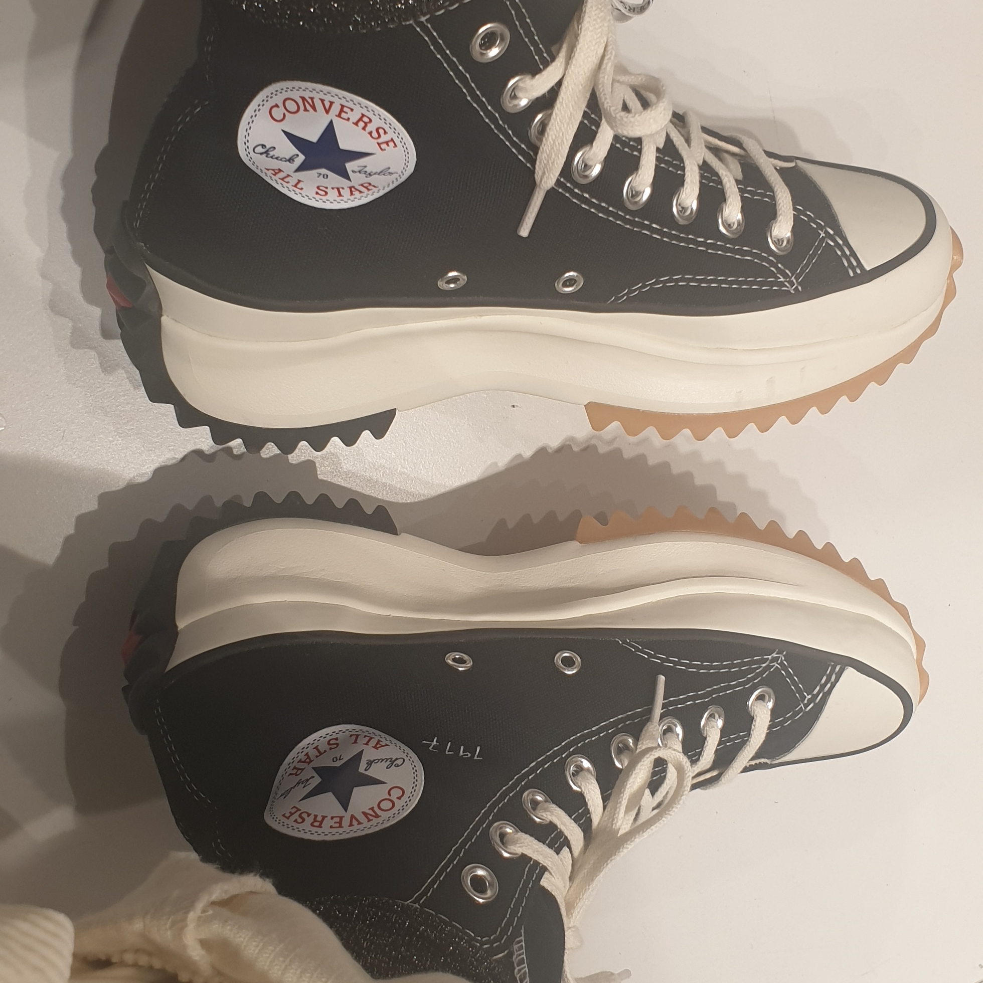 Converse x JW Anderson Run Star Hike Hi Black 착용 스타일 - 3