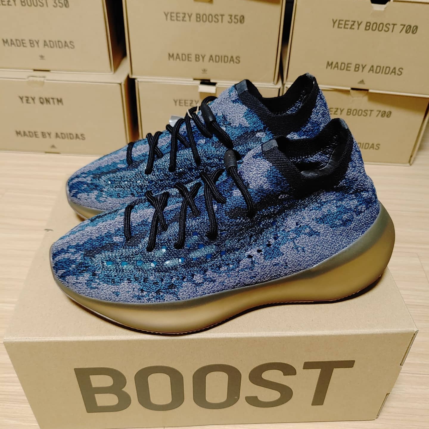 Adidas Yeezy Boost 380 Covellite 착용 스타일 - 3
