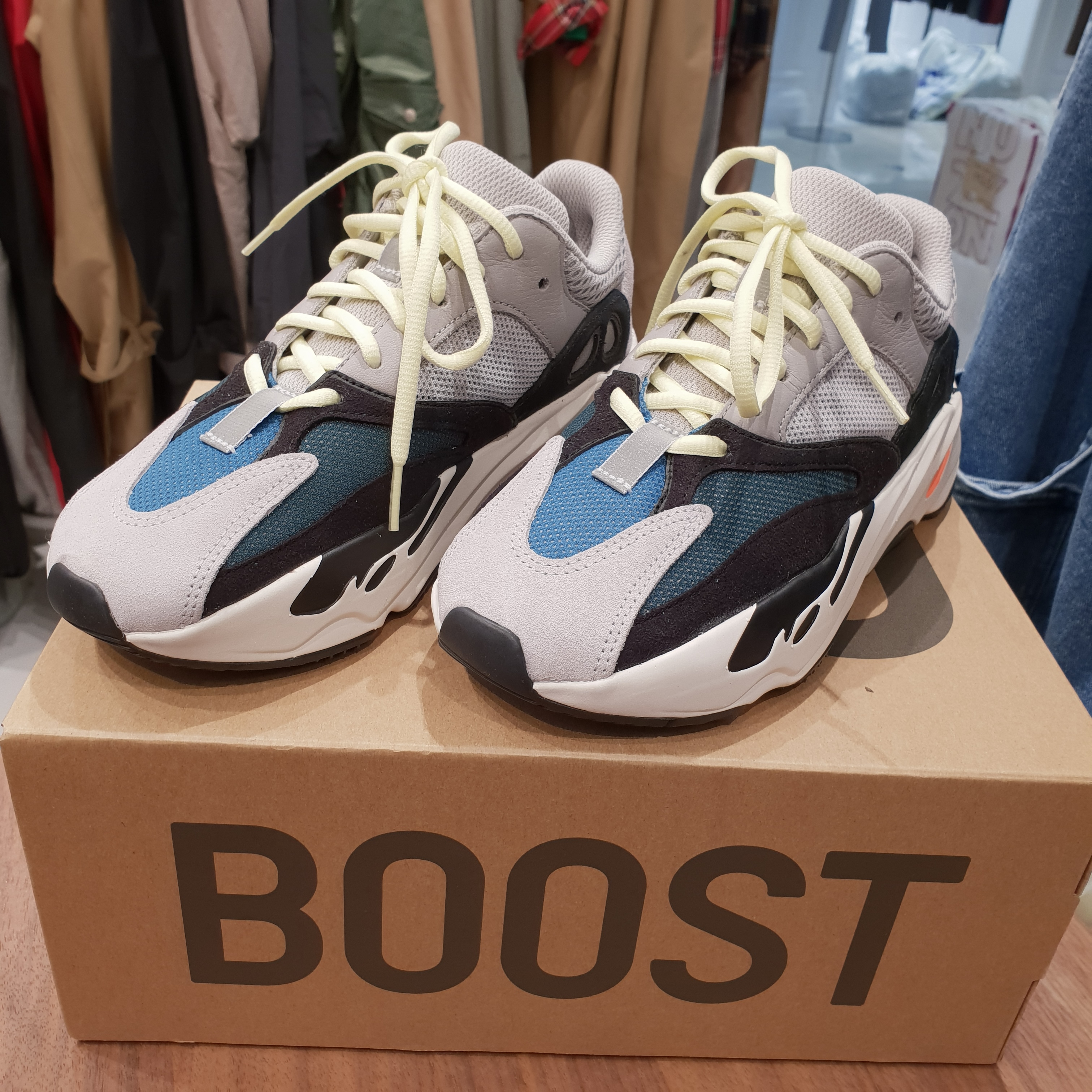 Adidas Yeezy Boost 700 Wave Runner Solid Grey 2017/2019 착용 스타일 - 1