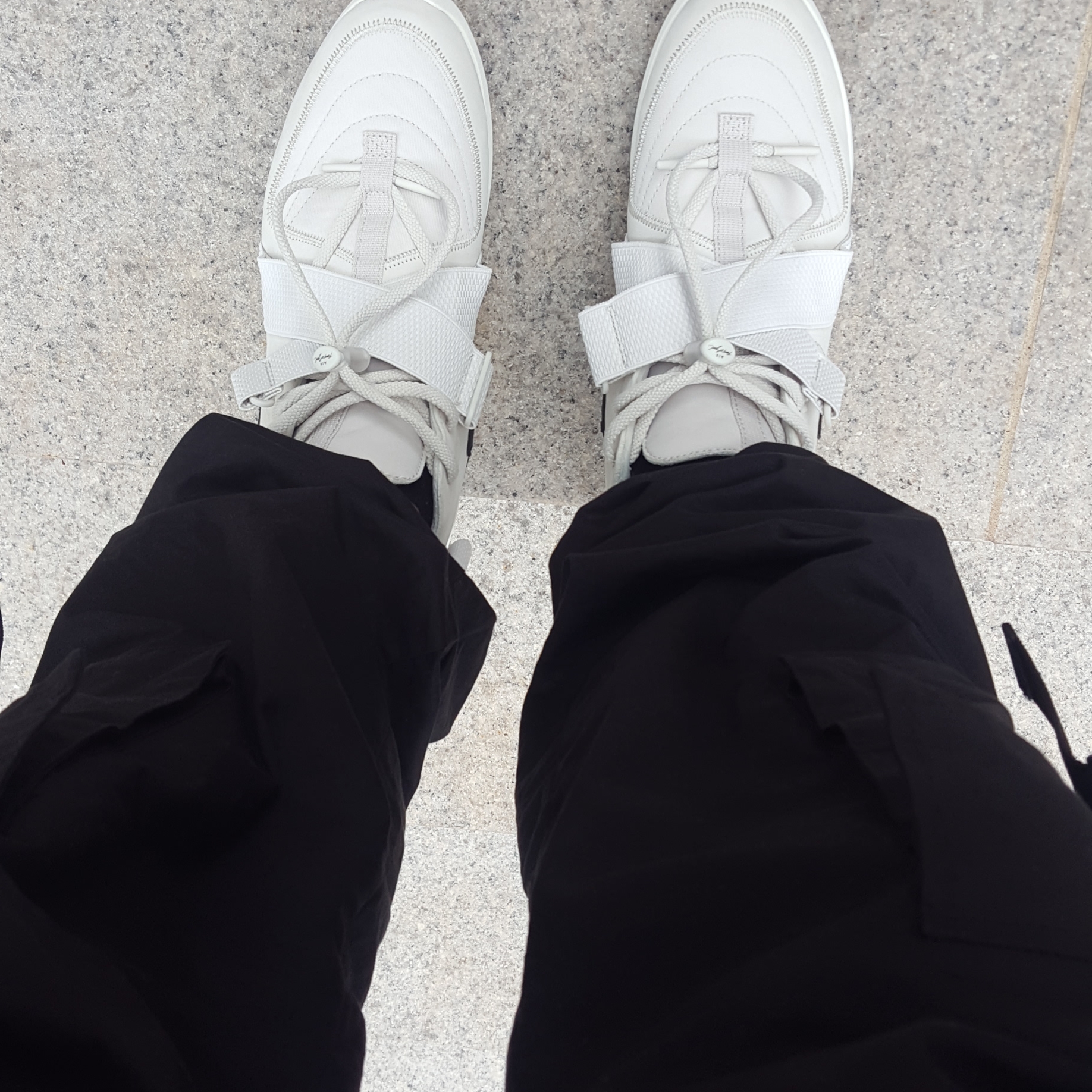 Nike x Fear of God Air Fear of God Raid Light Bone 착용 스타일 - 2