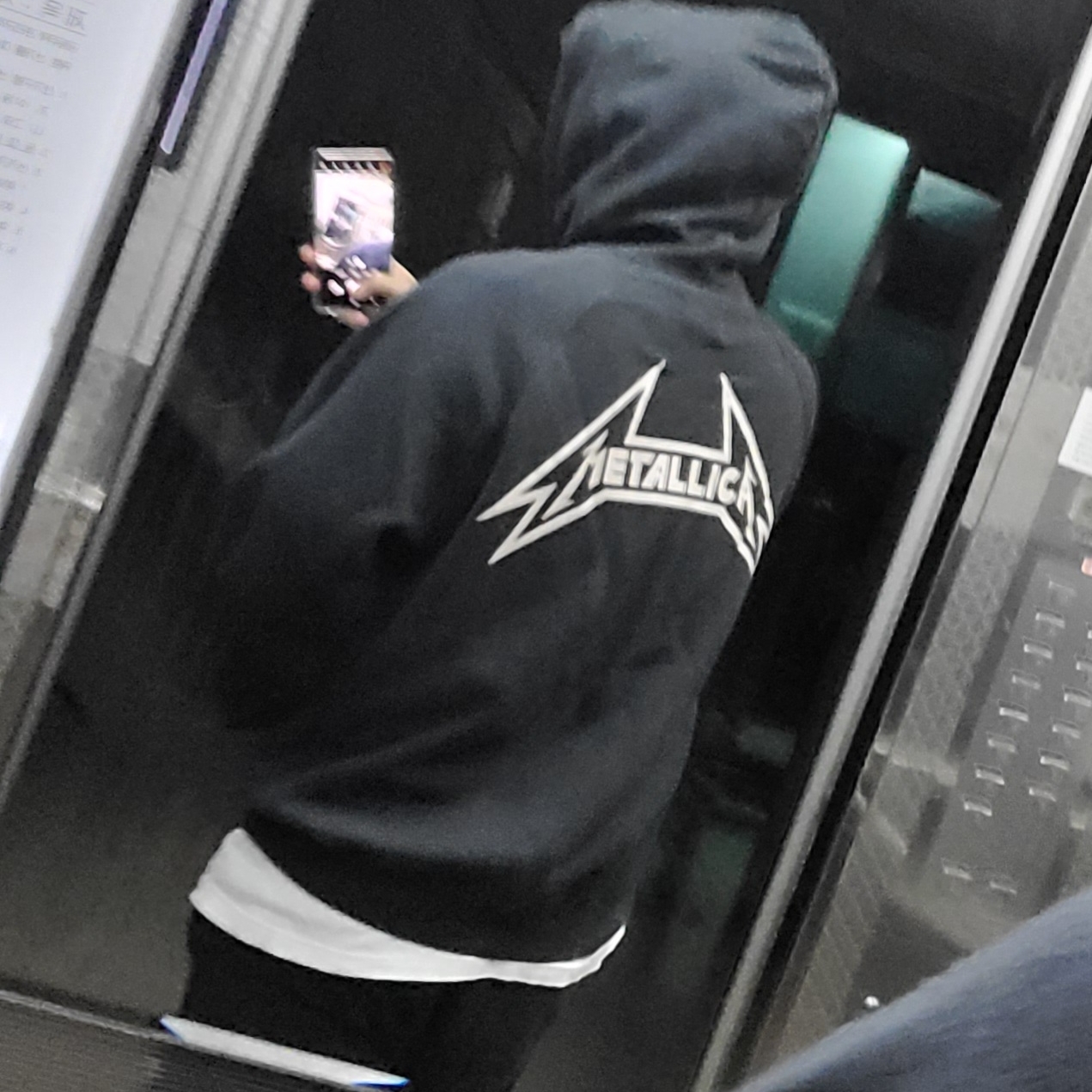IAB Studio Hoodie Navy - 21SS 착용 스타일 - 3