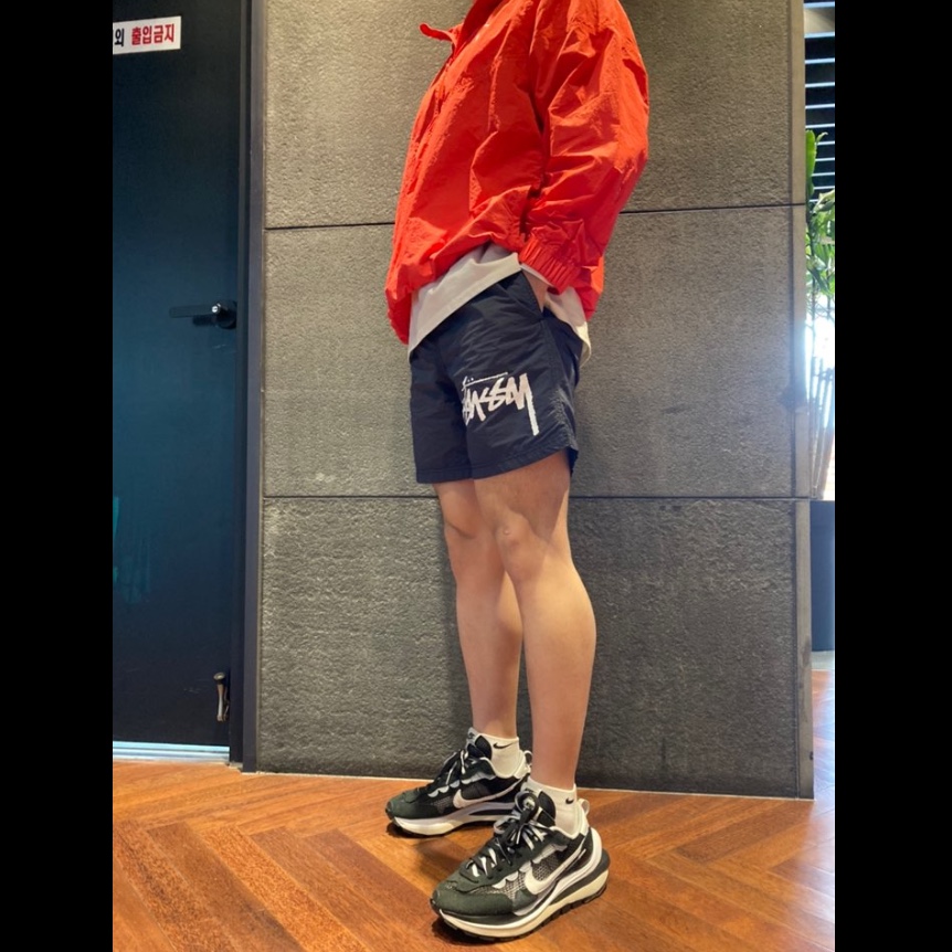 Nike x Stussy Windrunner Jacket Habanero Red, Nike x Stussy Water Shorts Off Noir 착용 스타일