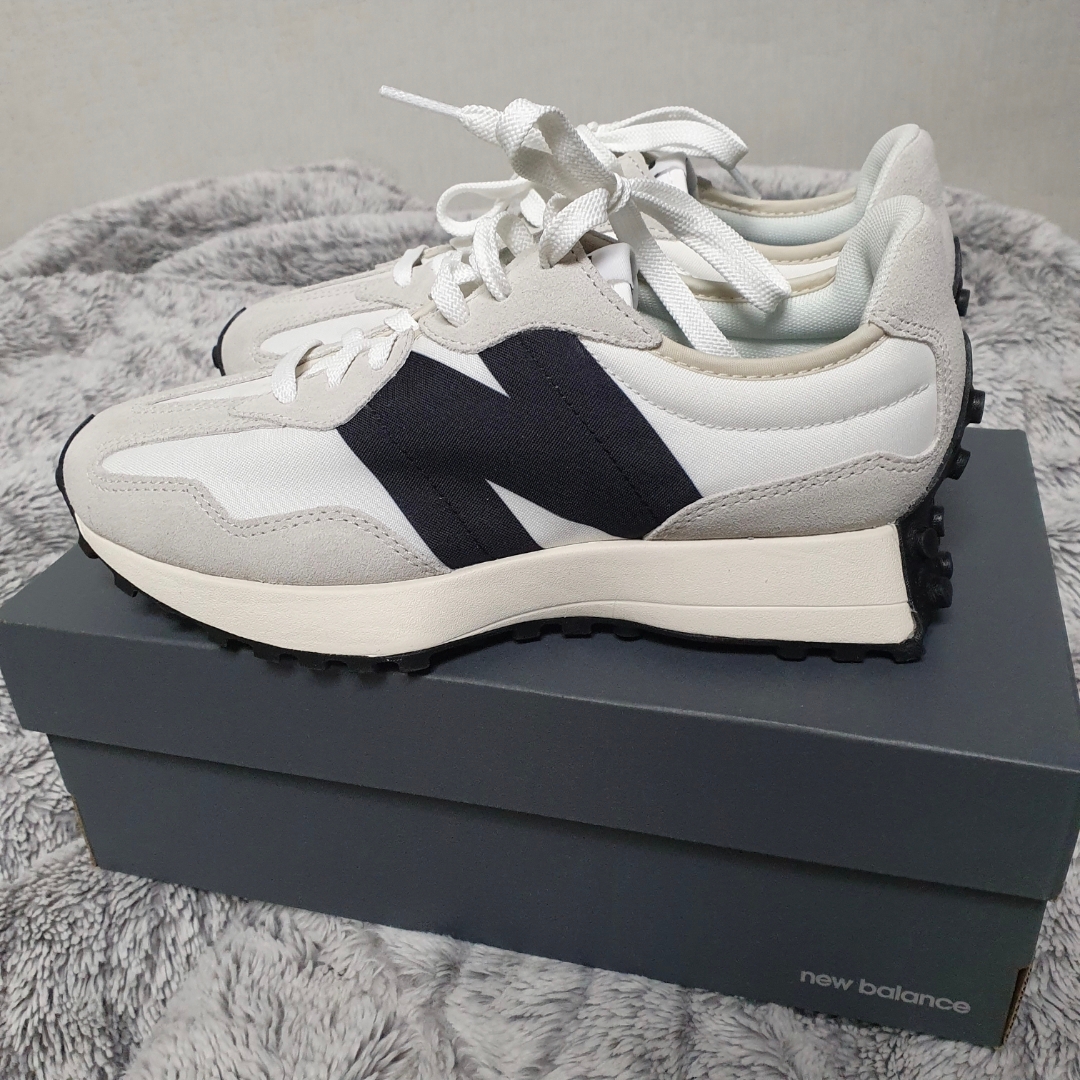 New Balance 327 White Black 착용 스타일