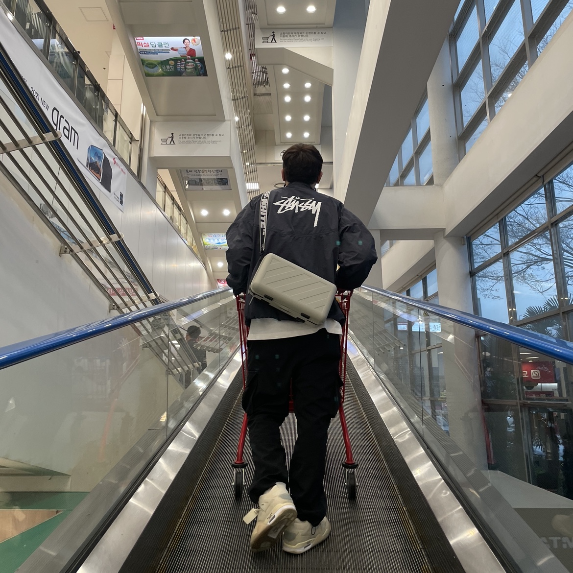 Nike x Stussy Windrunner Jacket Off Noir, Off-White x Amore Pacific Protection Box (Without Cosmetics) 착용 스타일