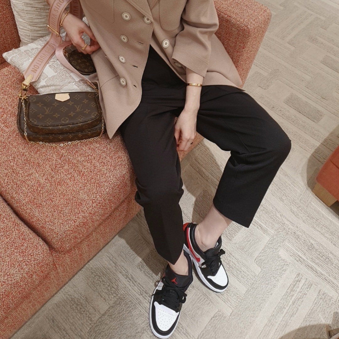 (W) Jordan 1 Low Black Siren Red 착용 스타일 - 2