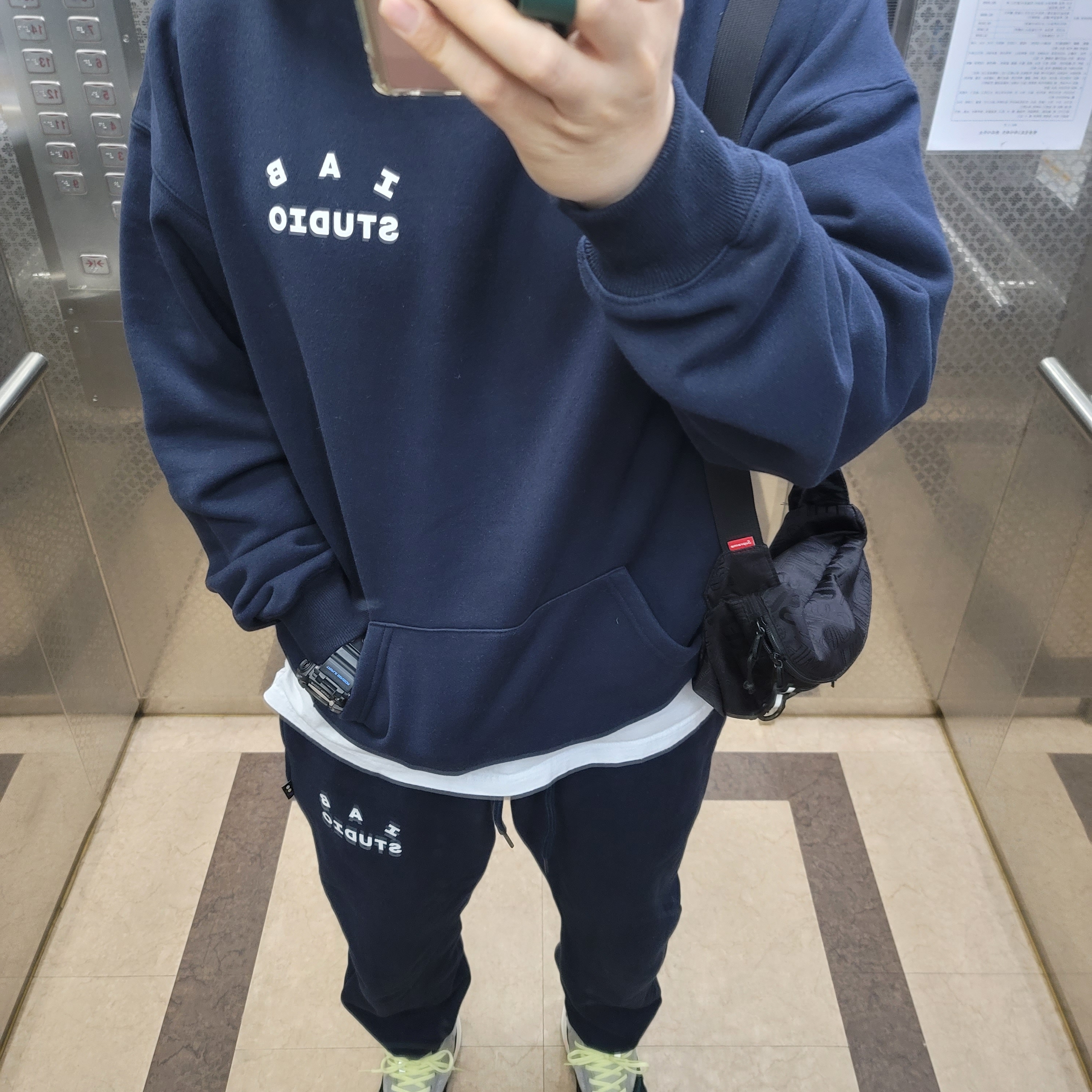 IAB Studio Hoodie Navy - 21SS 착용 스타일 - 1