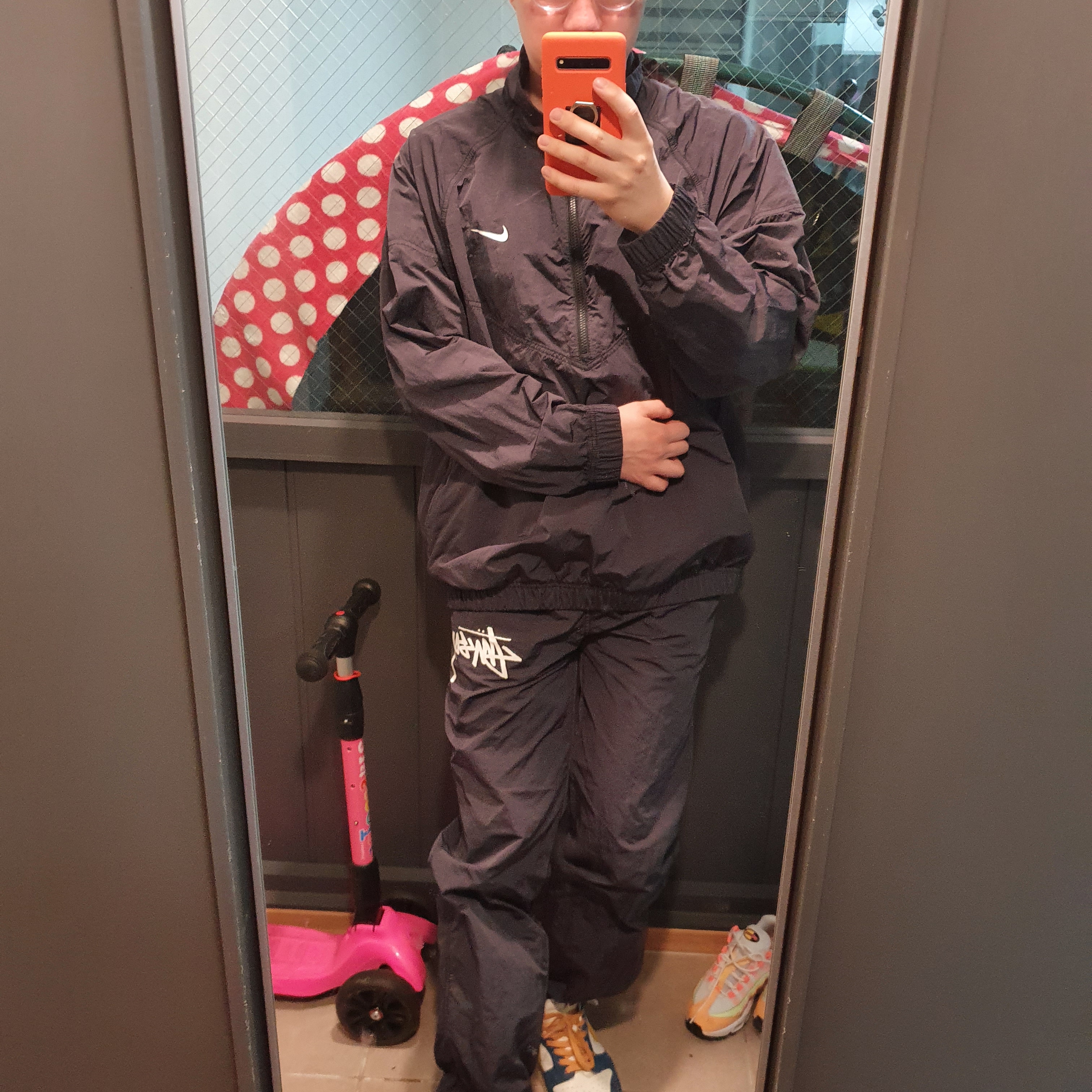Nike x Stussy Windrunner Jacket Off Noir, Nike x Stussy Beach Pants Off Noir 착용 스타일