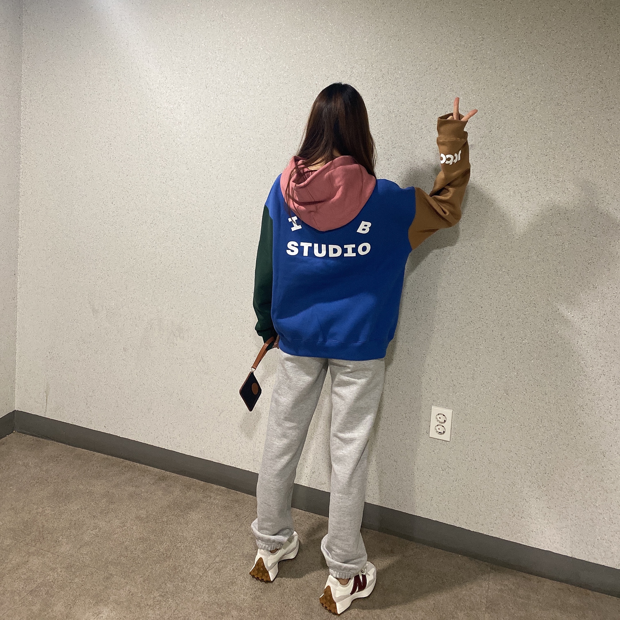 (W) New Balance x Staud 327 Moonbeam, IAB Studio x JTBC Hoodie 착용 스타일