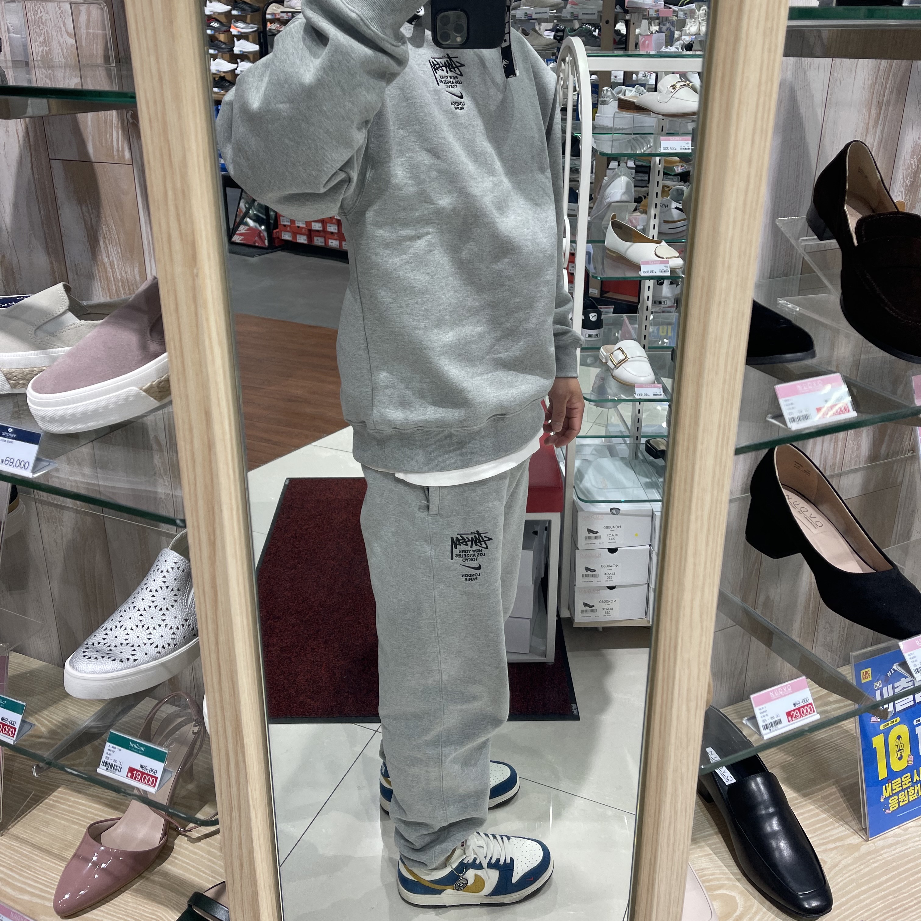 Nike x Kasina Dunk Low 80's Bus, Nike x Stussy NRG ZR Fleece Crewneck Heather Grey - US/EU 착용 스타일