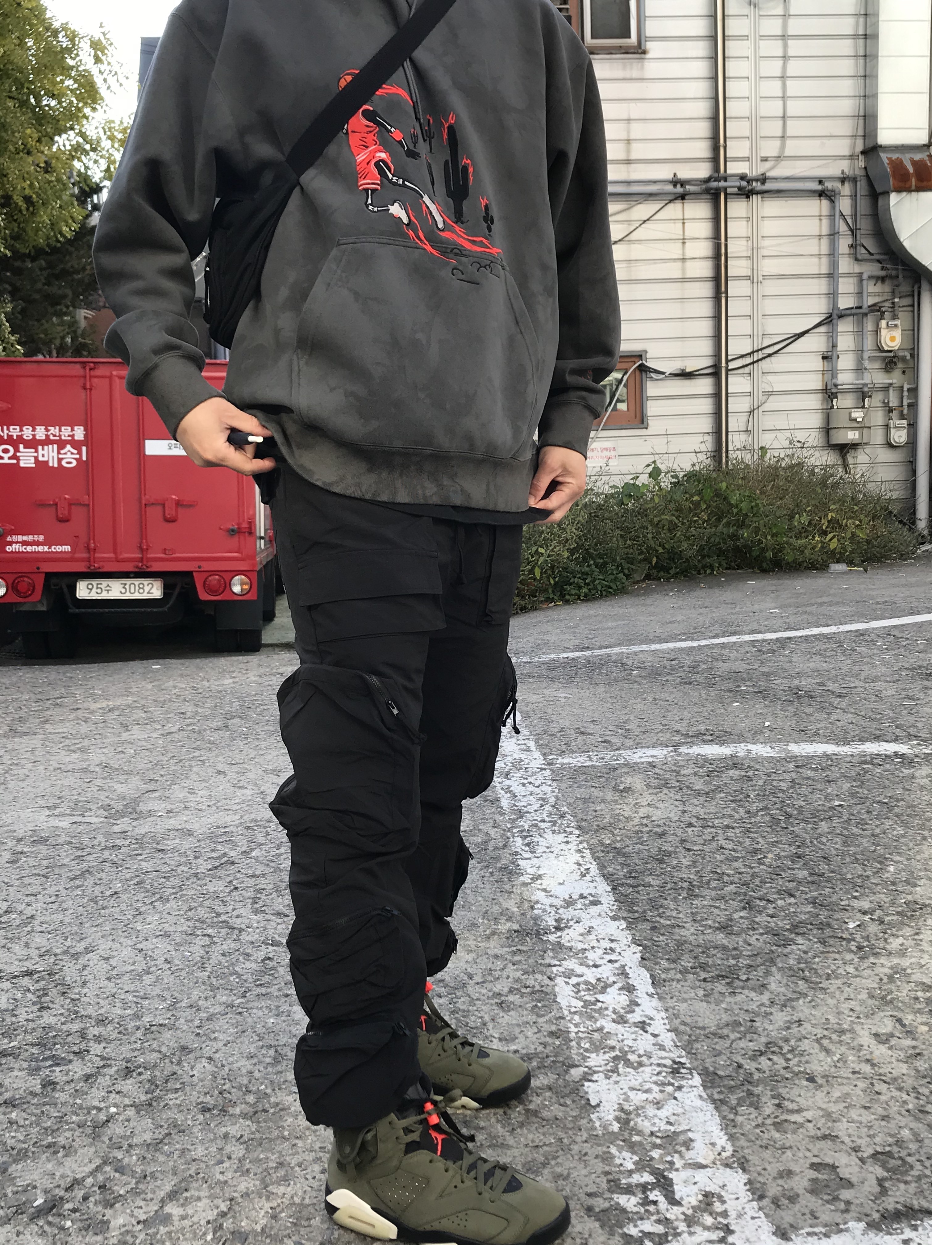 Jordan 6 x Travis Scott Retro Olive, Jordan x Travis Scott Washed Suede Hoodie Grey 착용 스타일