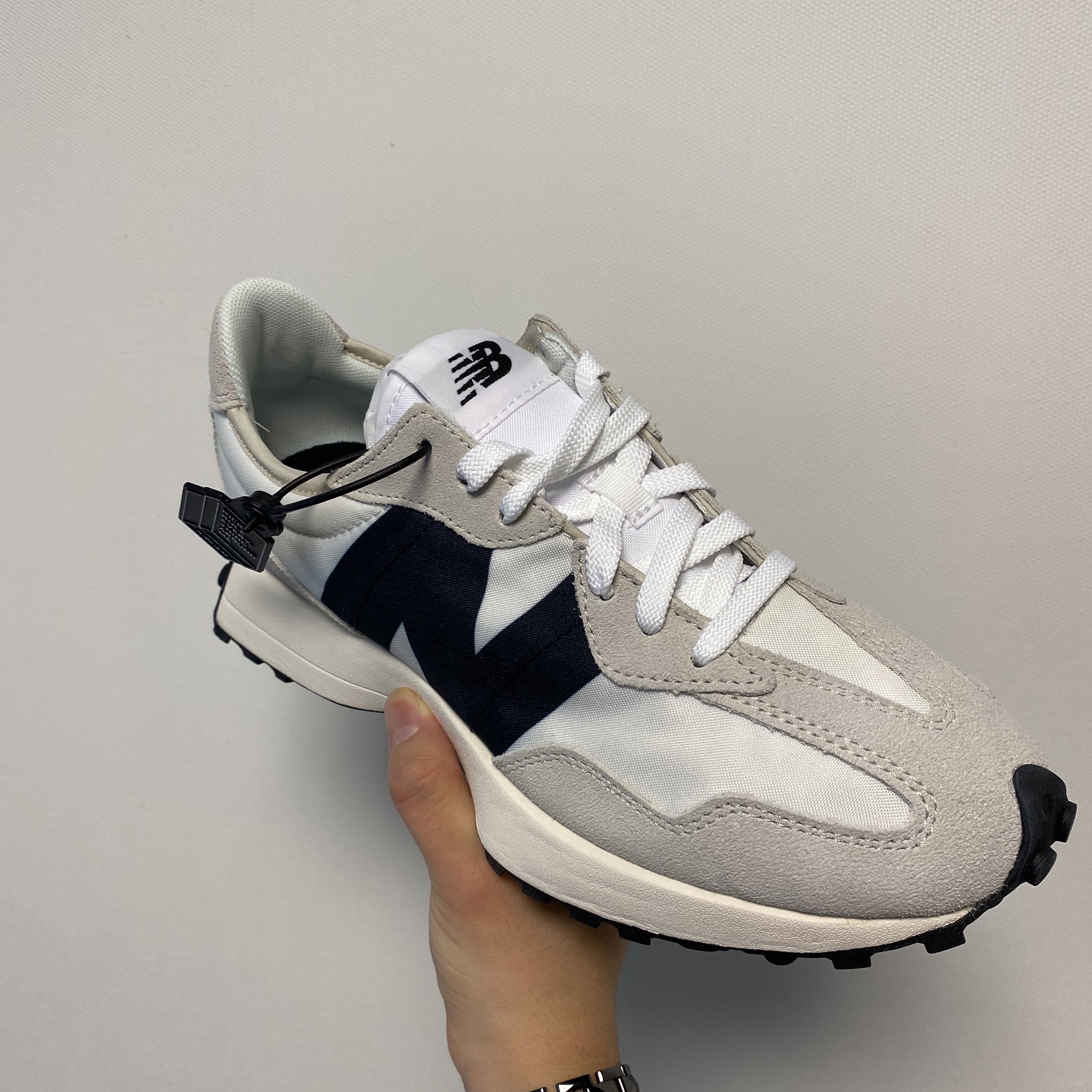 New Balance 327 White Black 착용 스타일