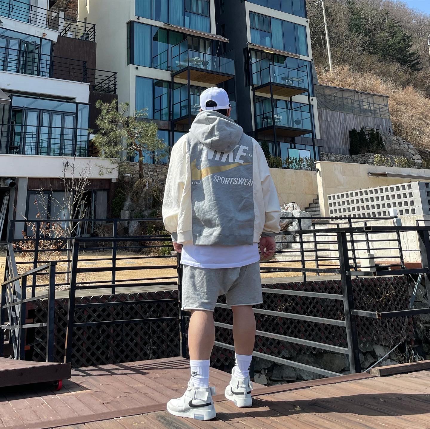 Nike x Fear of God Air Fear of God Raid Light Bone 착용 스타일 - 1
