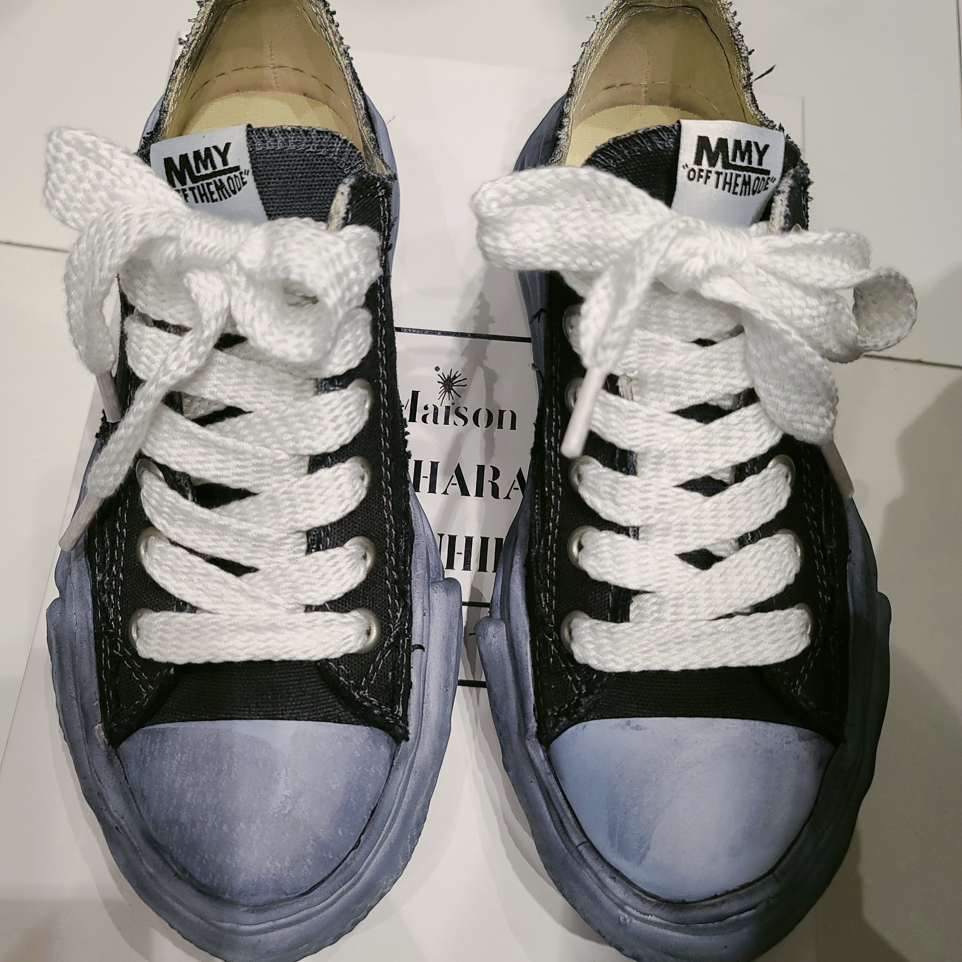 Maison Mihara Yasuhiro Hank OG Sole Canvas Low-top Sneakers Black 착용 스타일 - 1