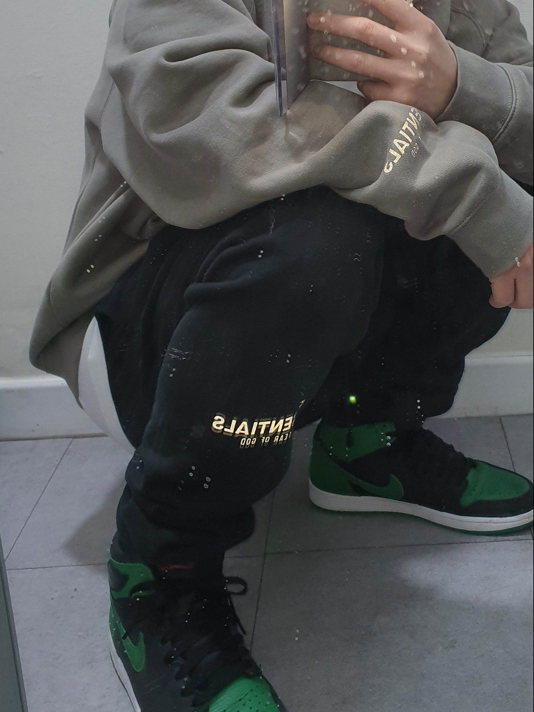 Jordan 1 Retro High OG Pine Green Black, Essentials Sweatpants Dark Slate/Black 2020 착용 스타일 - 1