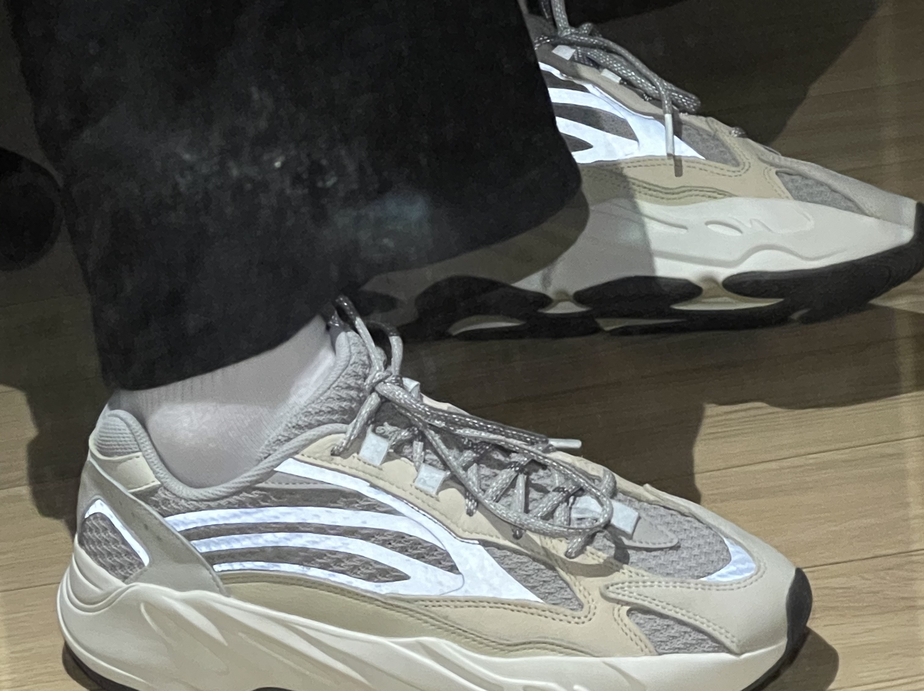 Adidas Yeezy Boost 700 V2 Cream 착용 스타일 - 2