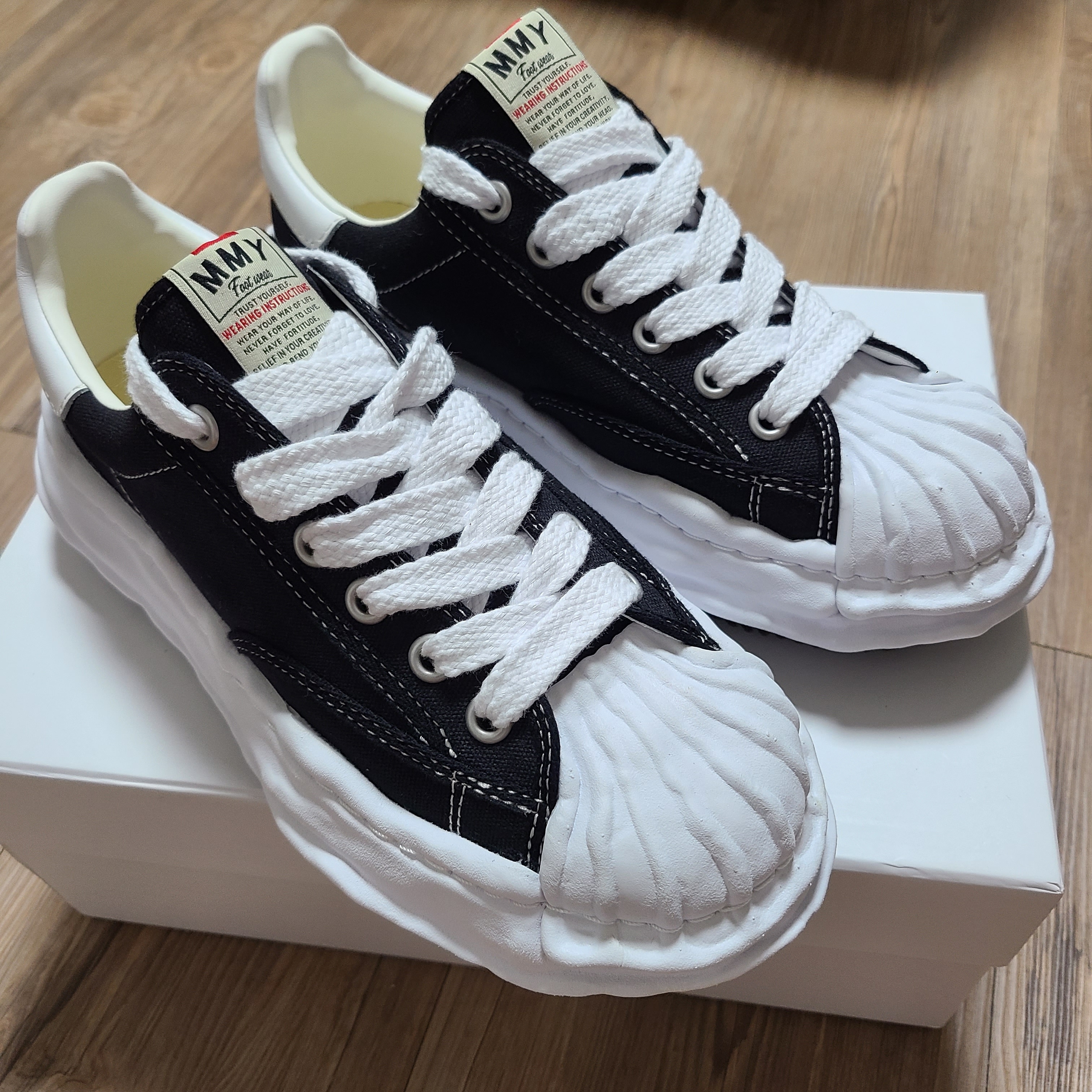 Maison Mihara Yasuhiro Blakey OG Sole Canvas Low-top Sneakers Black 착용 스타일