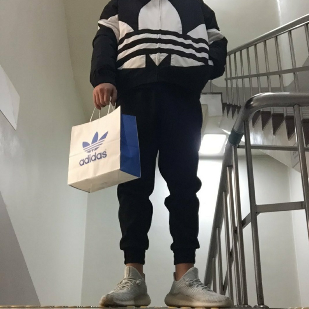 Adidas Yeezy Boost 350 V2 Cloud White - Non-Reflective 착용 스타일