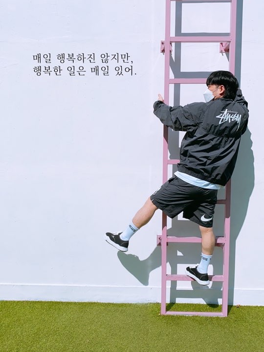 Nike x Stussy Windrunner Jacket Off Noir, Nike x Stussy Water Shorts Off Noir 착용 스타일