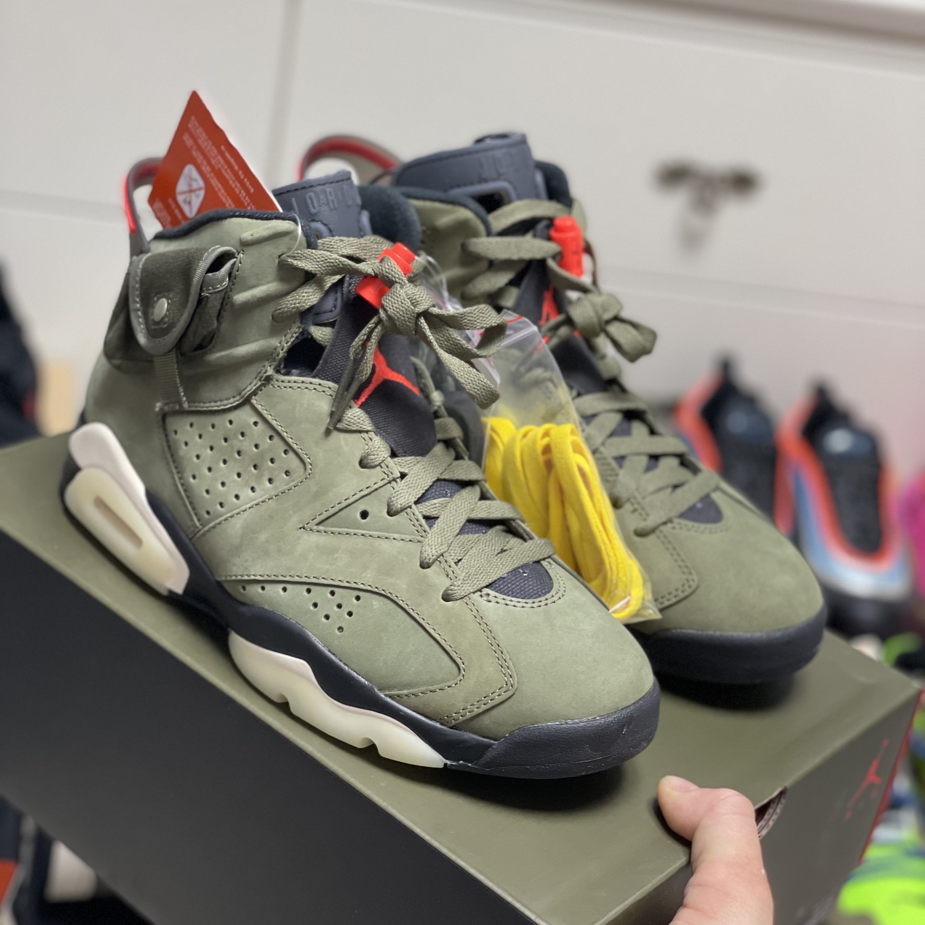 Jordan 6 x Travis Scott Retro Olive 착용 스타일