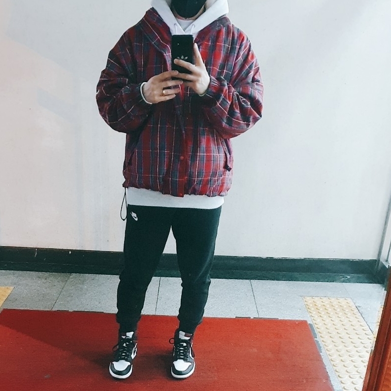 Jordan 1 Retro High OG Bloodline, Nike Plaid Swoosh Stripe Jacket 착용 스타일 - 2