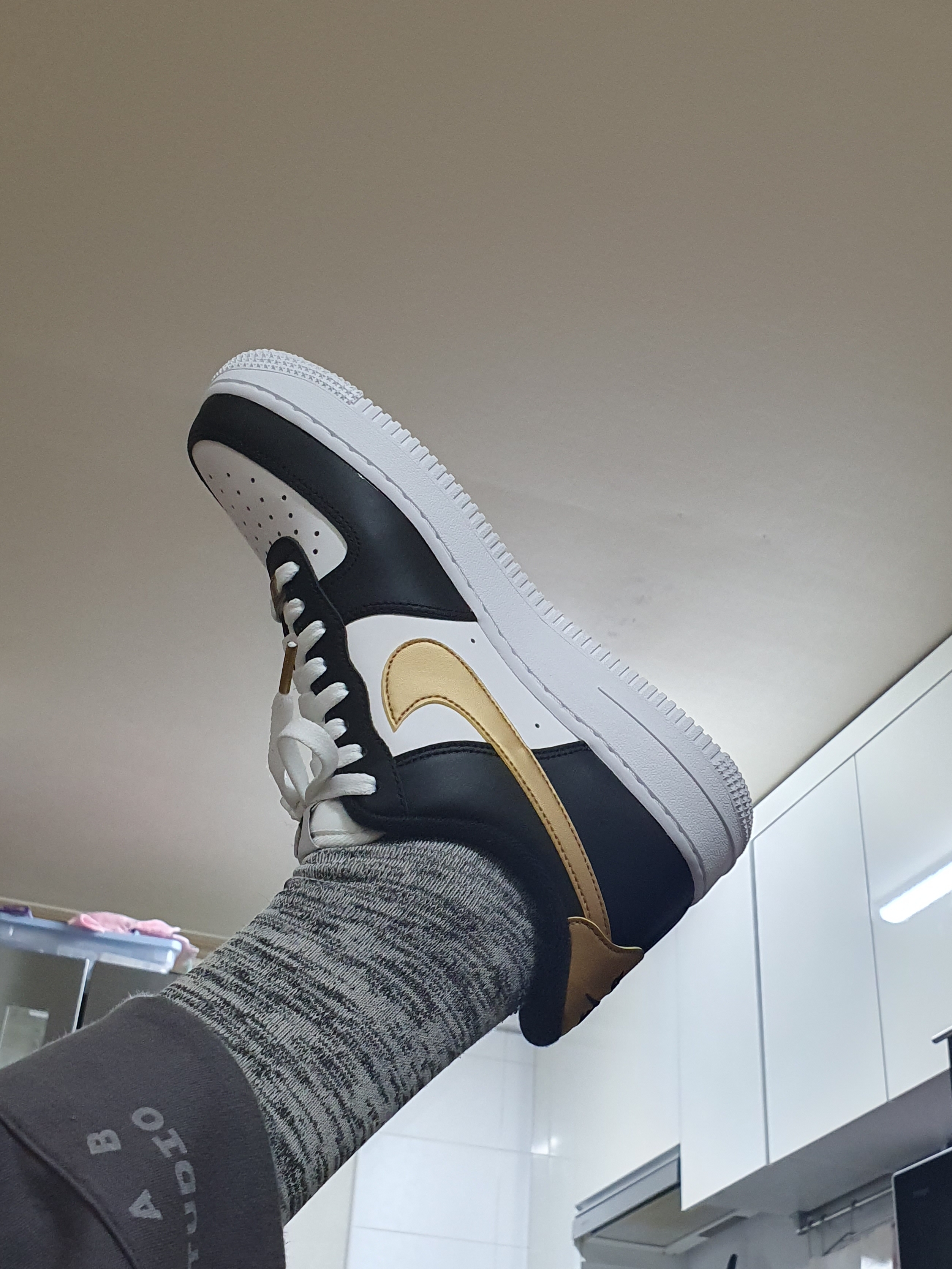 Nike Air Force 1 Low '07 Black Gold 착용 스타일 - 1
