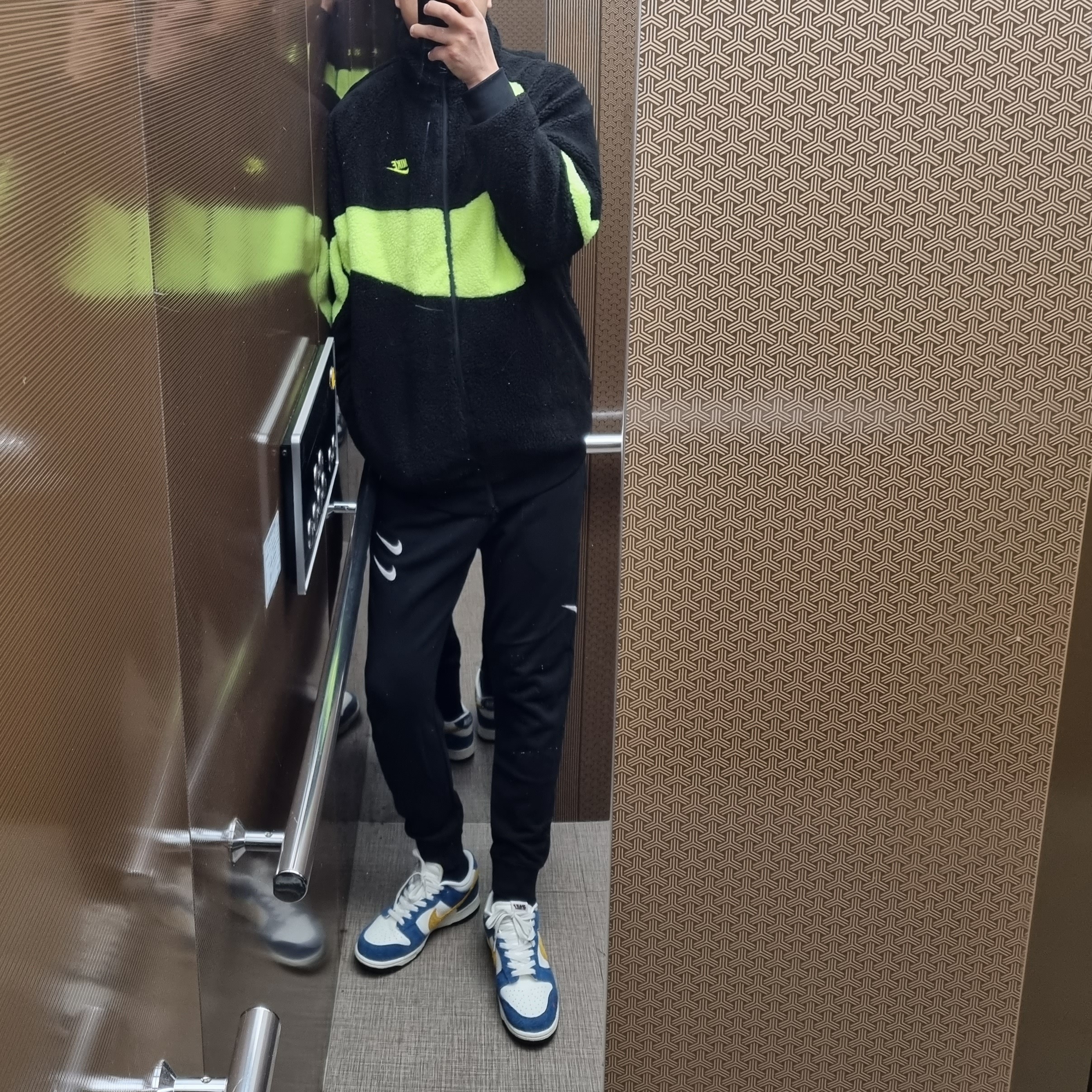 Nike x Kasina Dunk Low 80's Bus, Nike Big Swoosh Full Zip Jacket Black Volt 착용 스타일