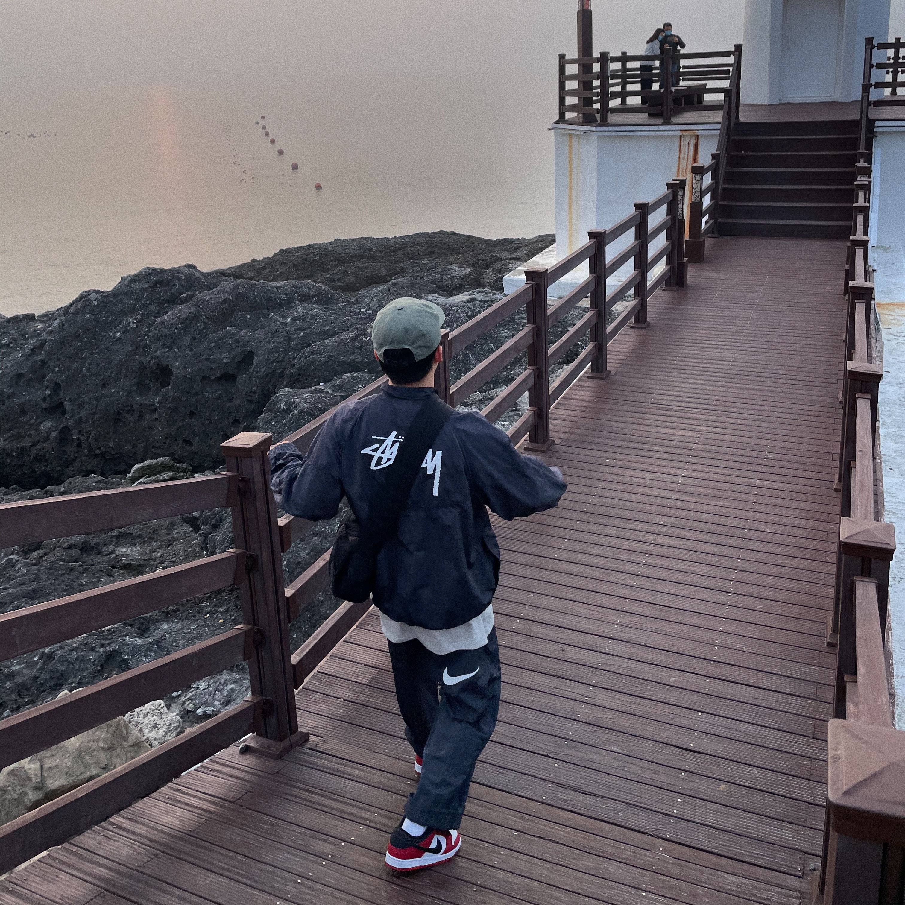Nike x Stussy Windrunner Jacket Off Noir, Nike x Stussy Beach Pants Off Noir 착용 스타일 - 1