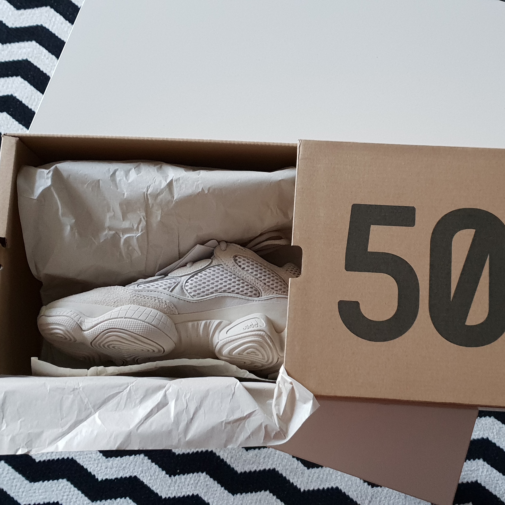 Adidas Yeezy 500 Blush 2018 착용 스타일