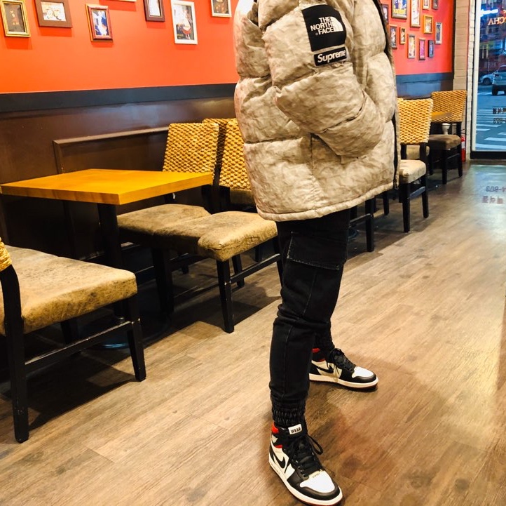 Supreme x The North Face Paper Print Nuptse Jacket - 19FW, Jordan 1 Retro High Not for Resale Varsity Red 착용 스타일