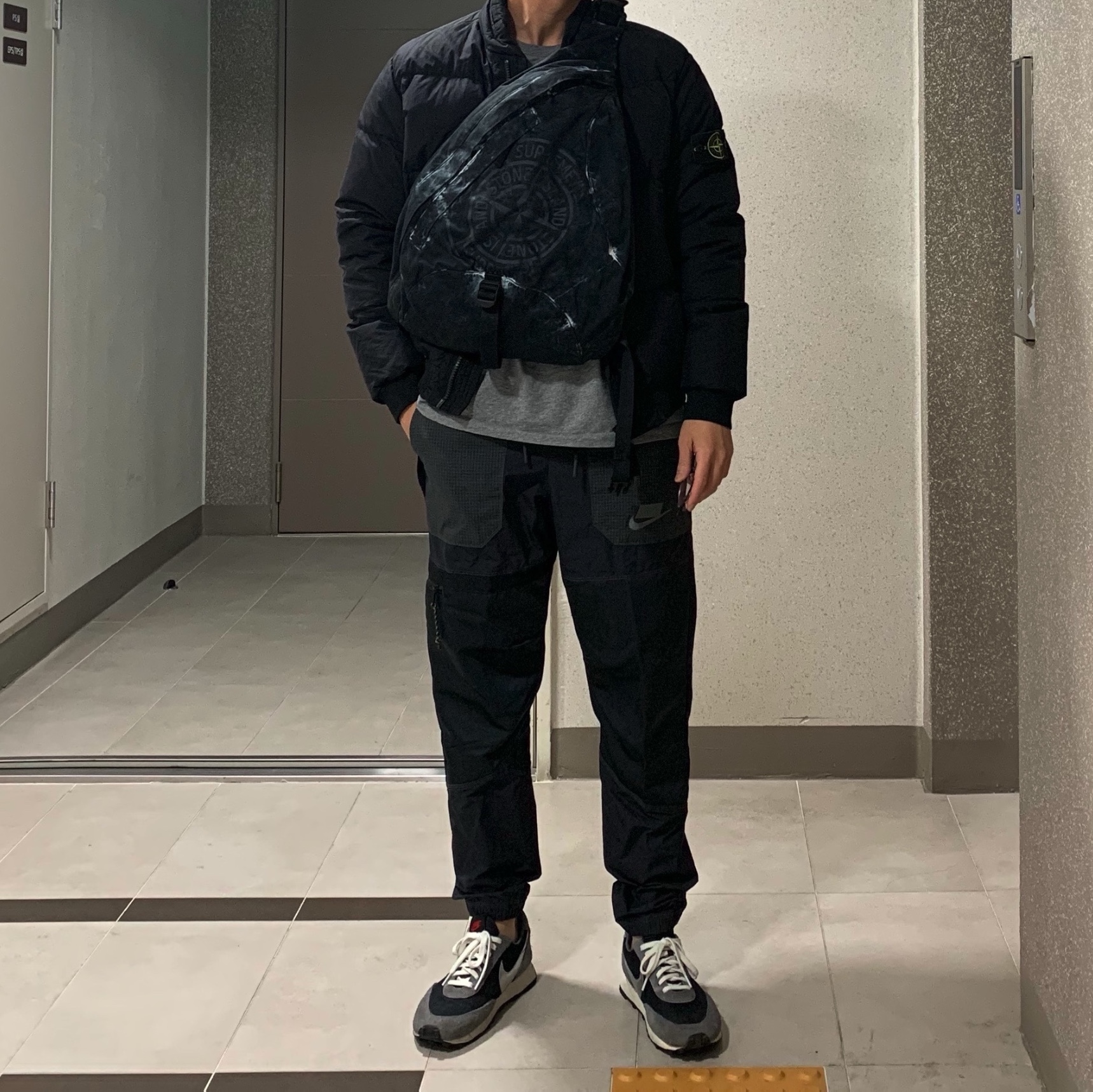 Supreme x Stone Island Painted Camo Nylon Shoulder Bag Black - 20FW 착용 스타일