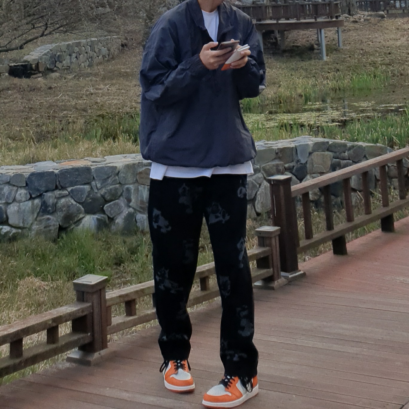 Nike x Stussy Windrunner Jacket Off Noir, Jordan 1 Retro High OG Reverse Shattered Backboard 착용 스타일 - 2
