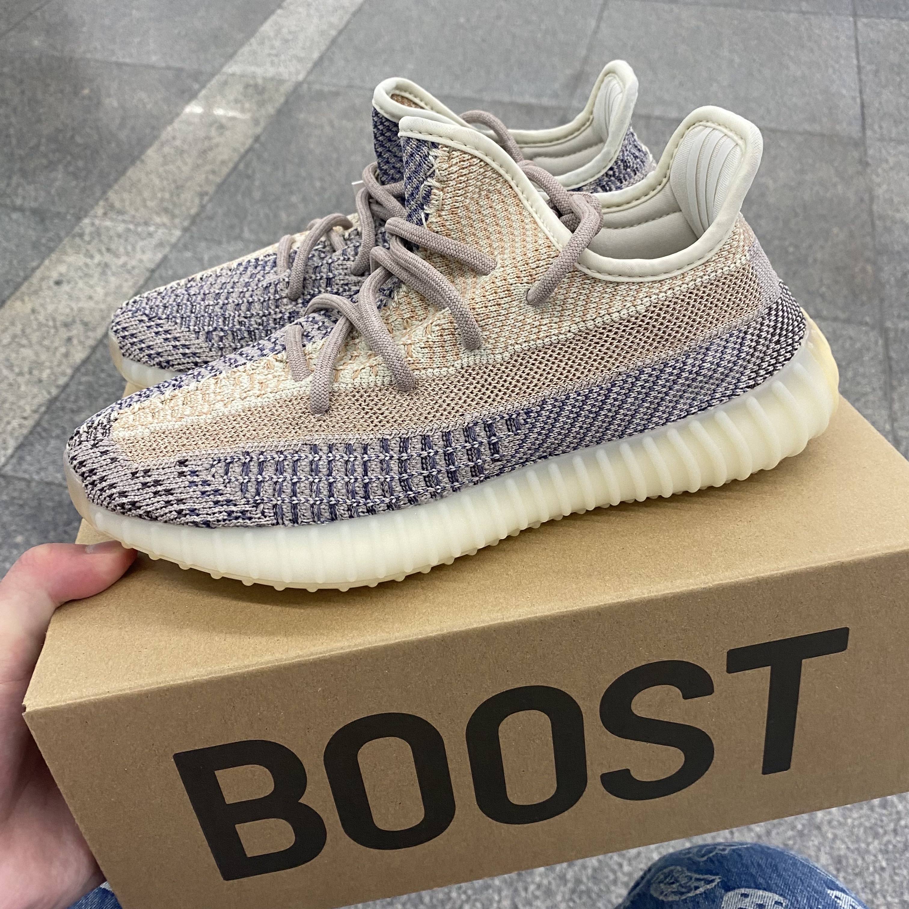 Adidas Yeezy Boost 350 V2 Ash Pearl 착용 스타일