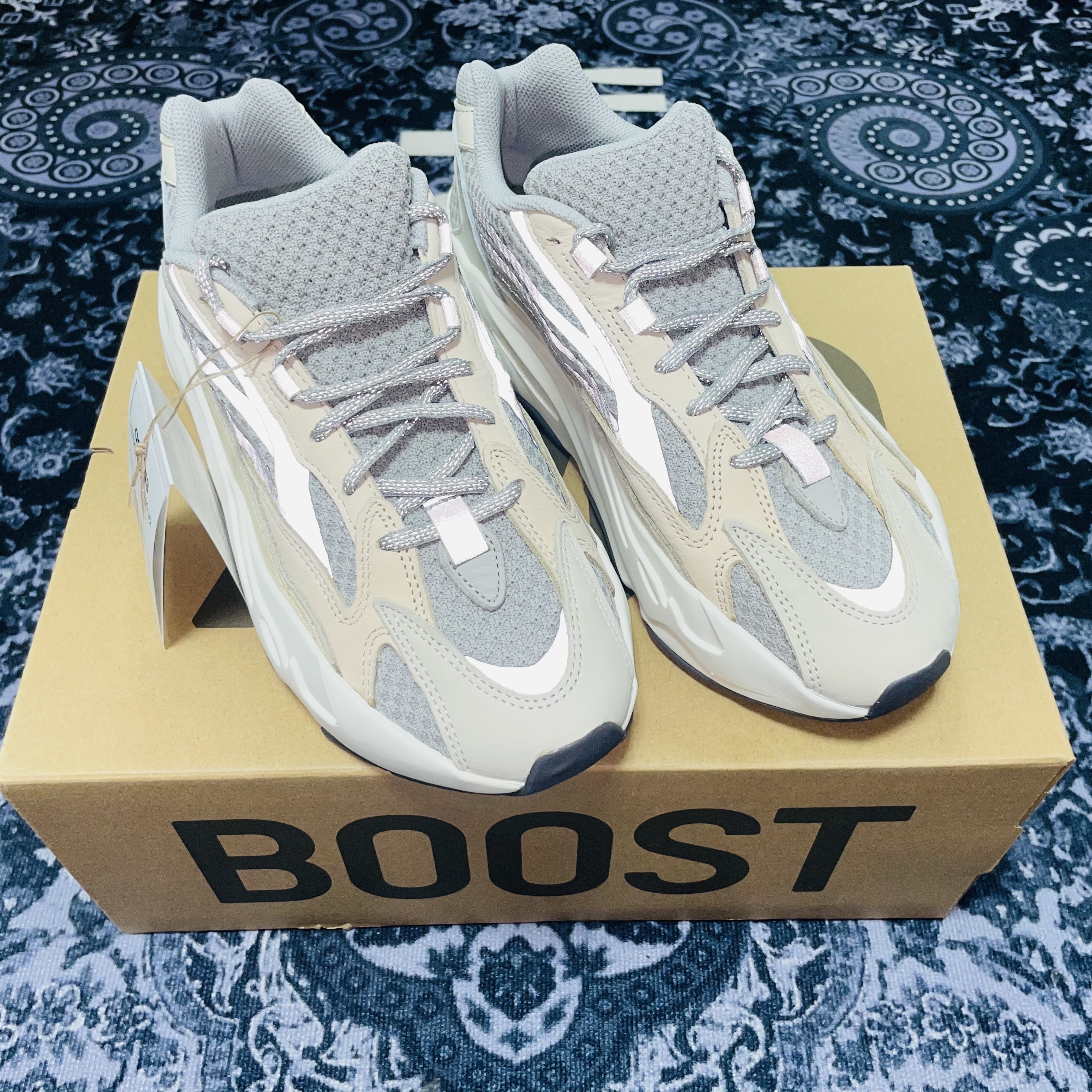 Adidas Yeezy Boost 700 V2 Cream 착용 스타일 - 1