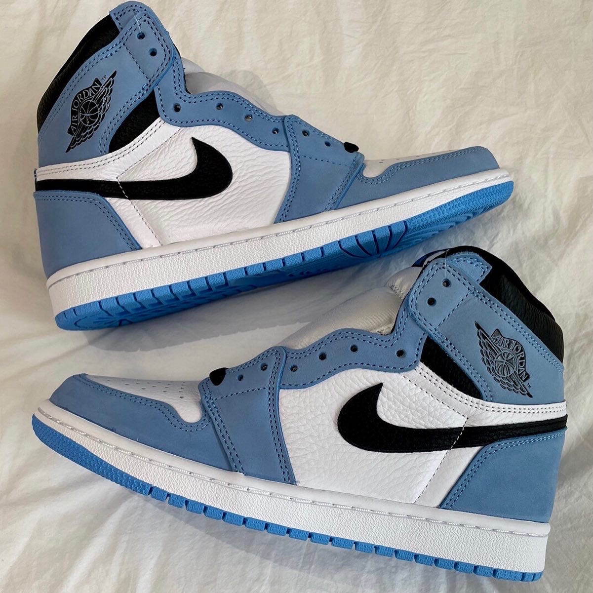 Jordan 1 Retro High OG University Blue 착용 스타일 - 1