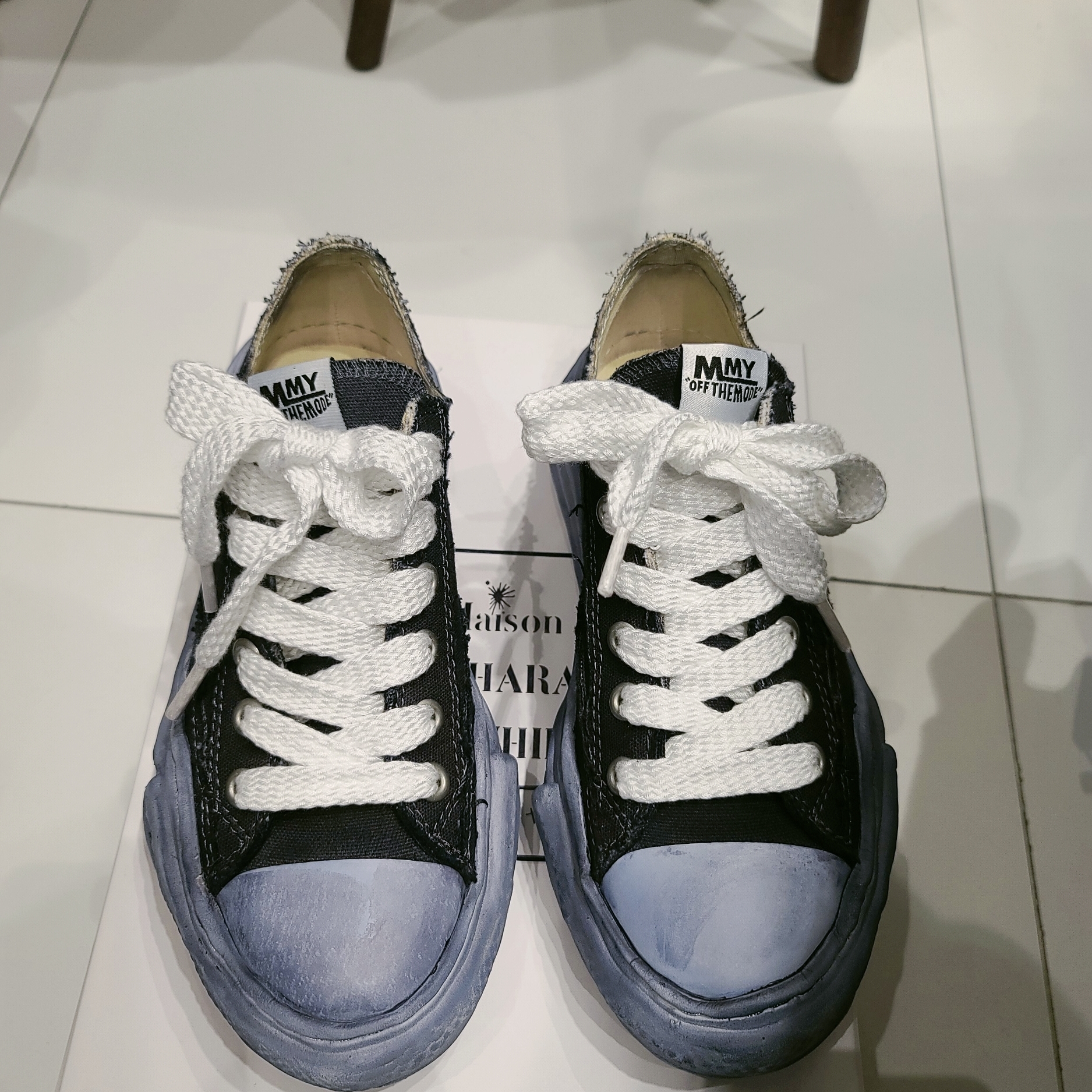Maison Mihara Yasuhiro Hank OG Sole Canvas Low-top Sneakers Black 착용 스타일 - 2