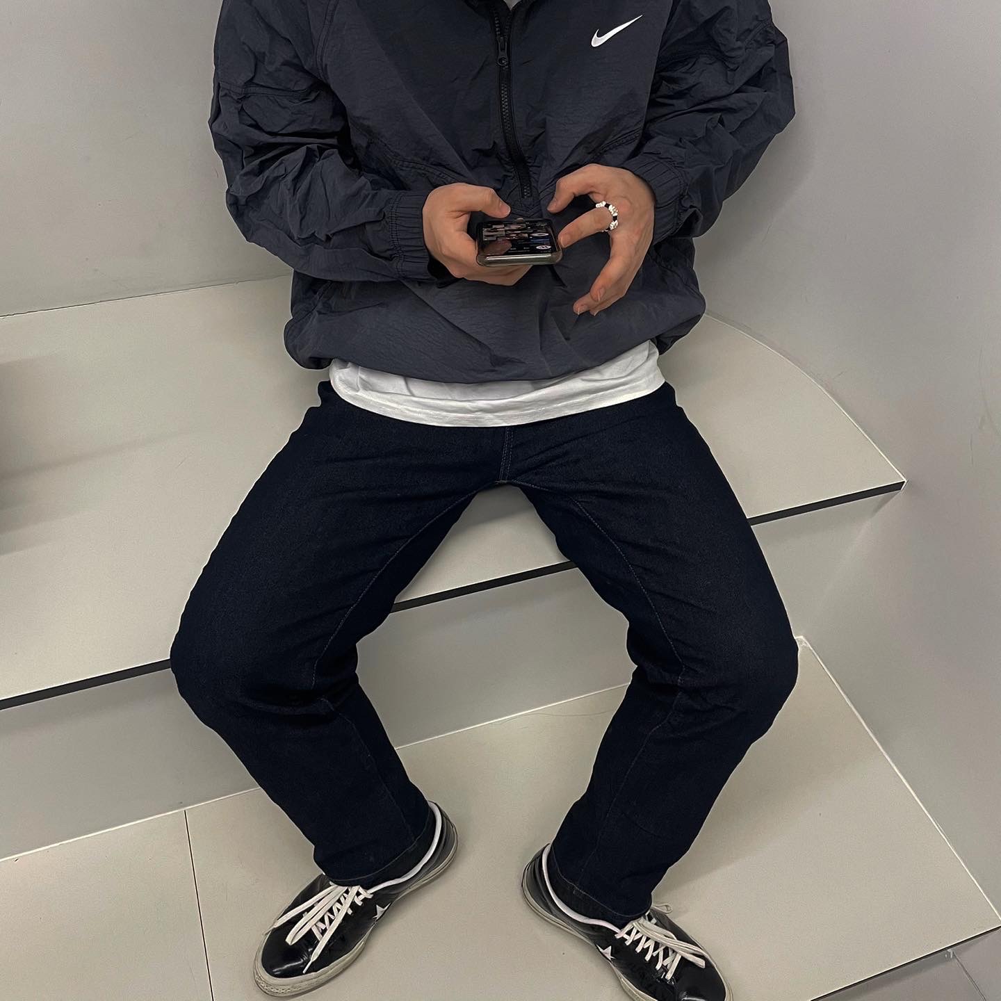 Nike x Stussy Windrunner Jacket Off Noir 착용 스타일