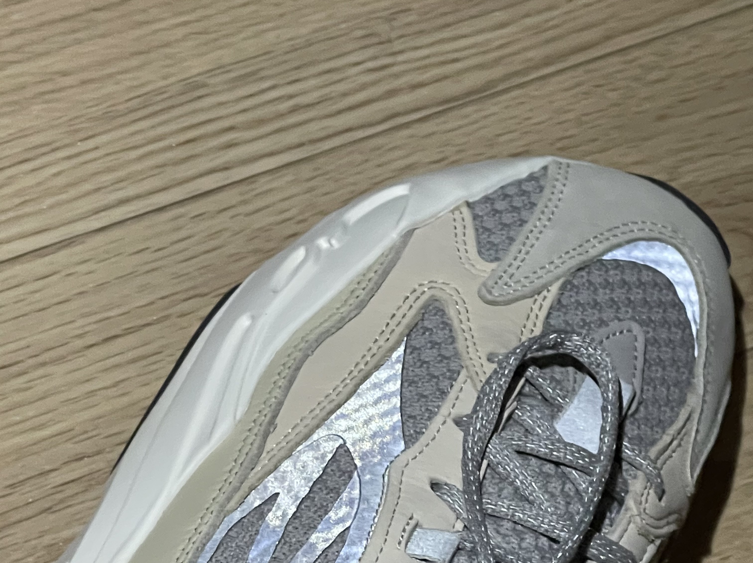 Adidas Yeezy Boost 700 V2 Cream 착용 스타일 - 3
