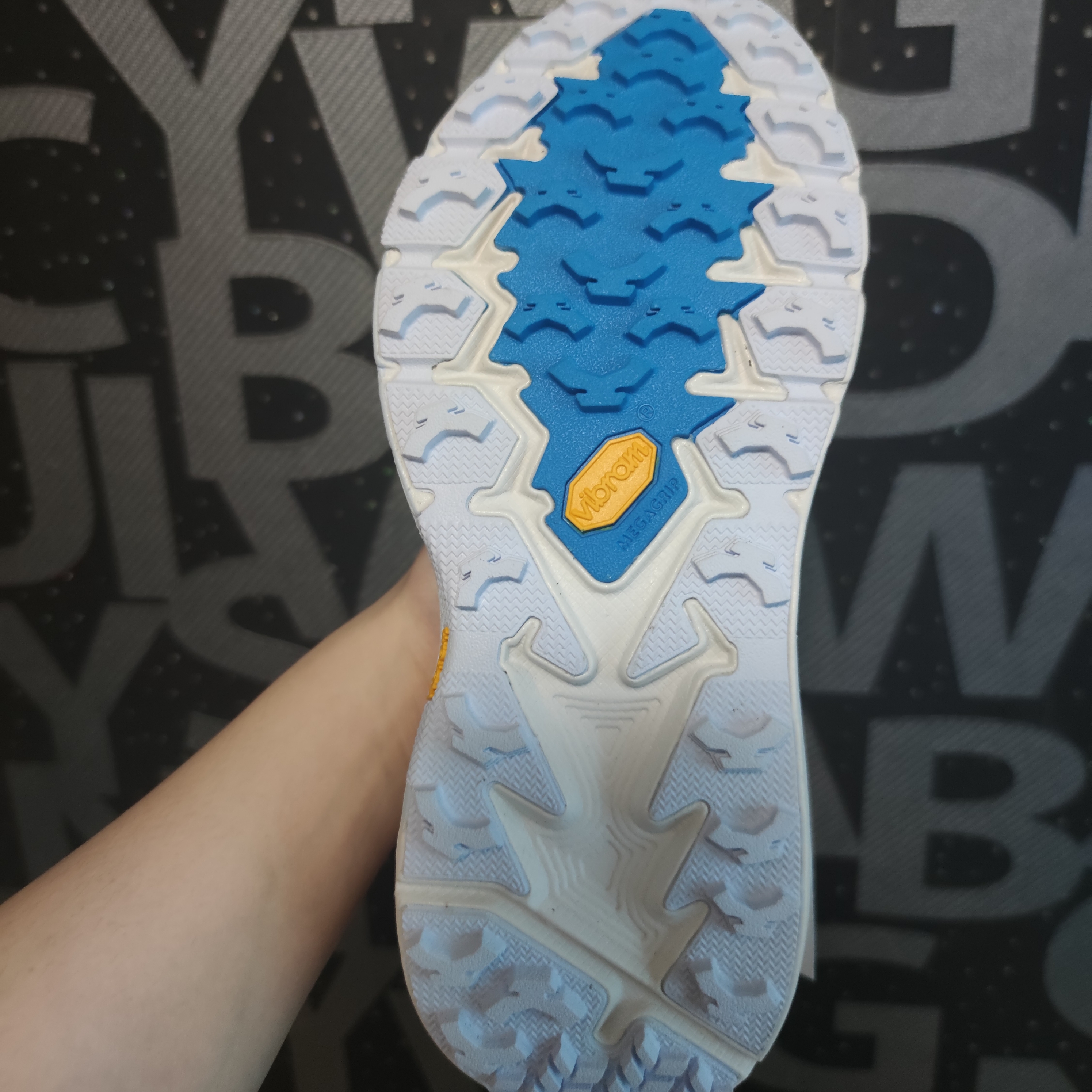 Hoka x Thisisneverthat Speedgoat 4 Marshmallow 착용 스타일 - 5