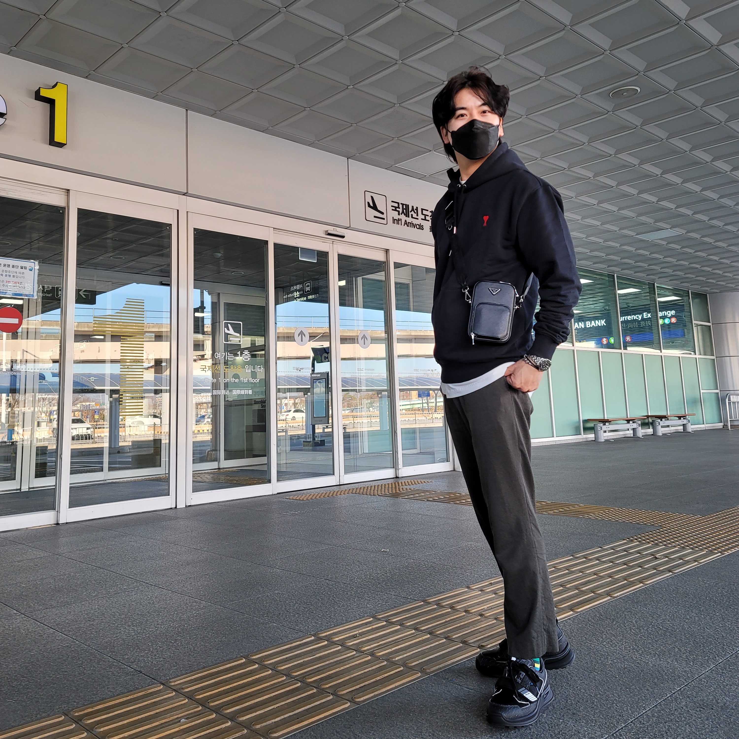 Prada Mechano Leather Black Voyage Blue, AMI de Coeur Sweatshirt Black 착용 스타일