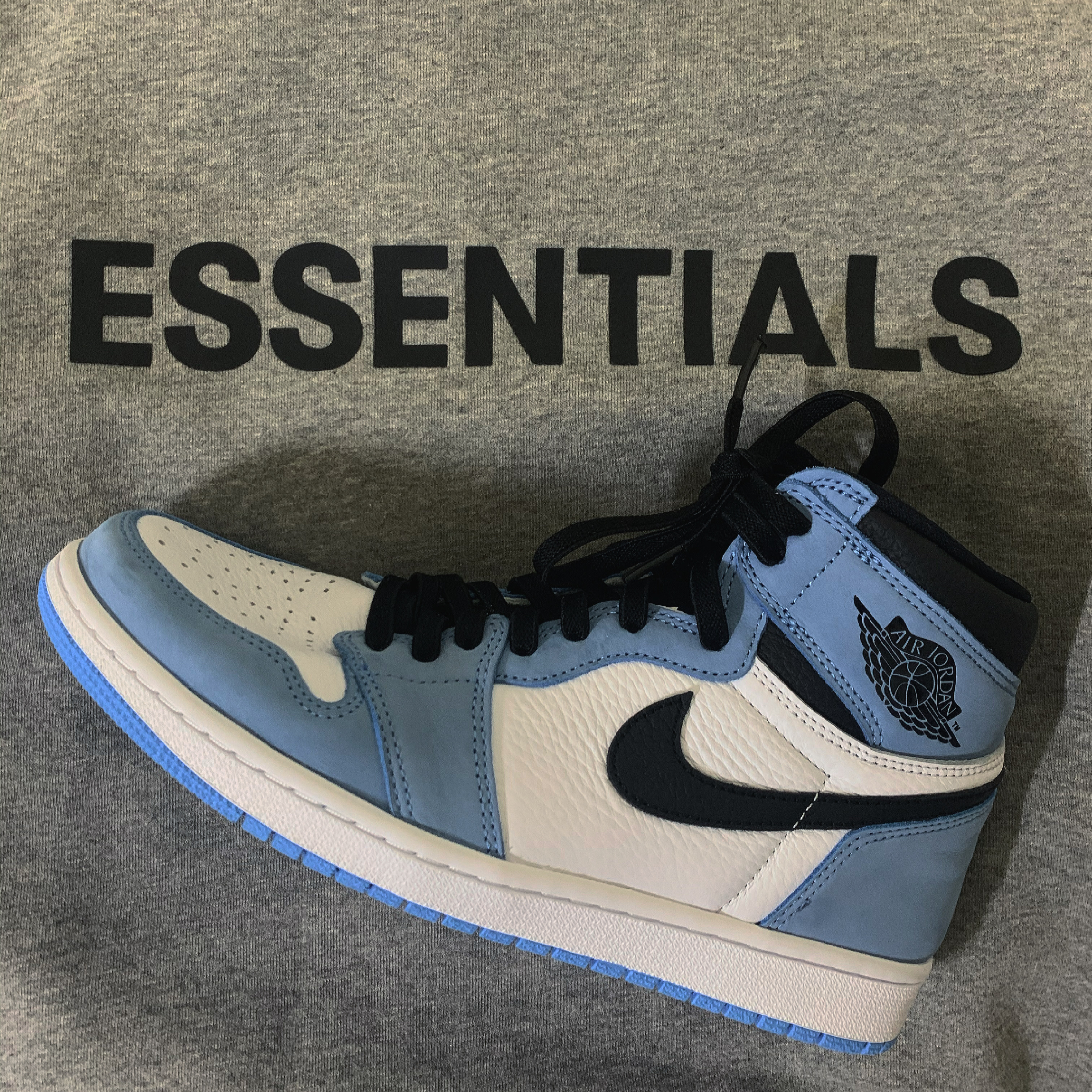 Jordan 1 Retro High OG University Blue, Essentials 3D Silicon Applique Crewneck Heather Oatmeal/Dark Heather Oatmeal - 20FW 착용 스타일