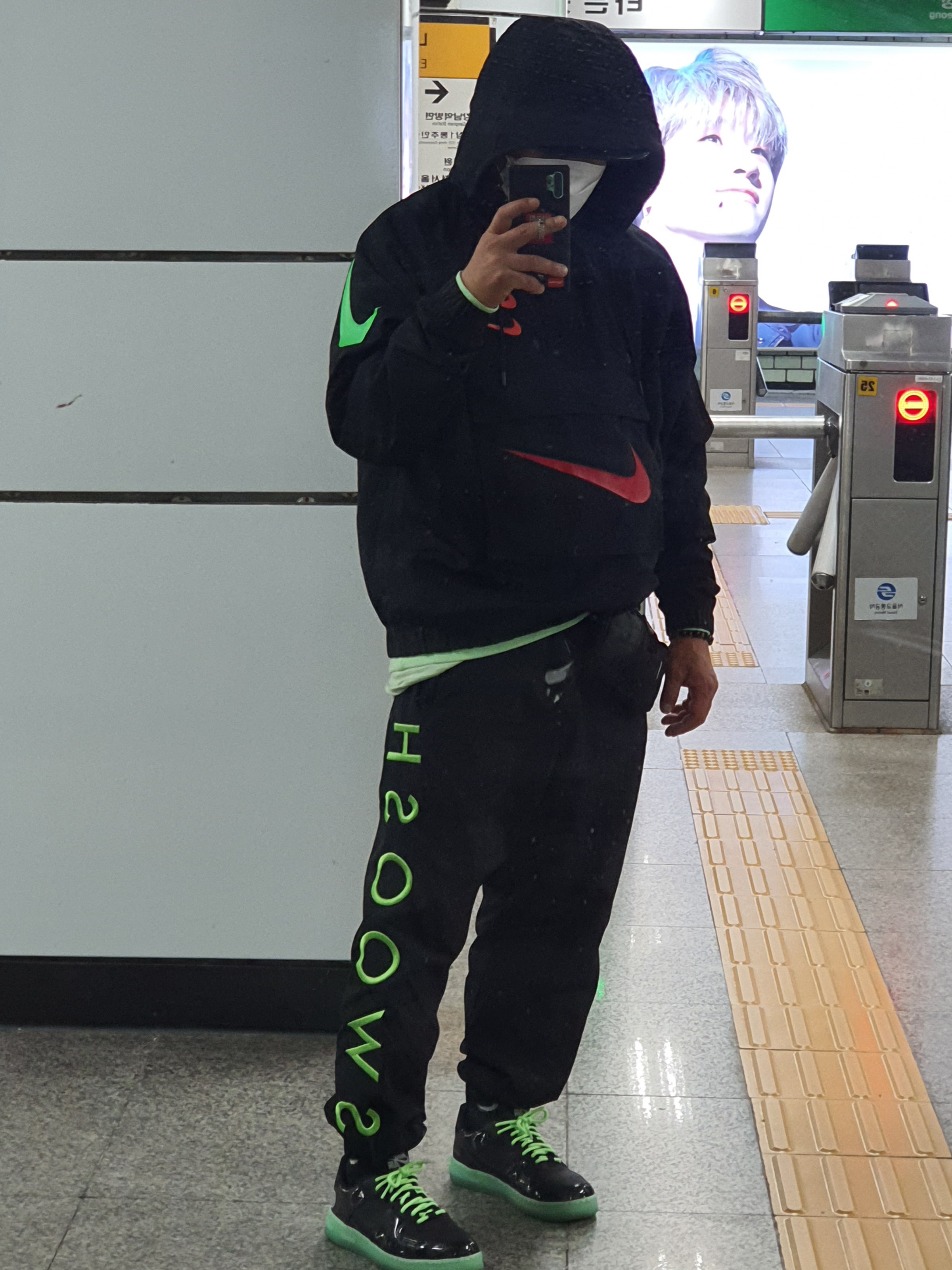 Nike Air Force 1 React LV8 Barely Green, Nike x Stussy Beach Pants Bright Cactus 착용 스타일 - 2
