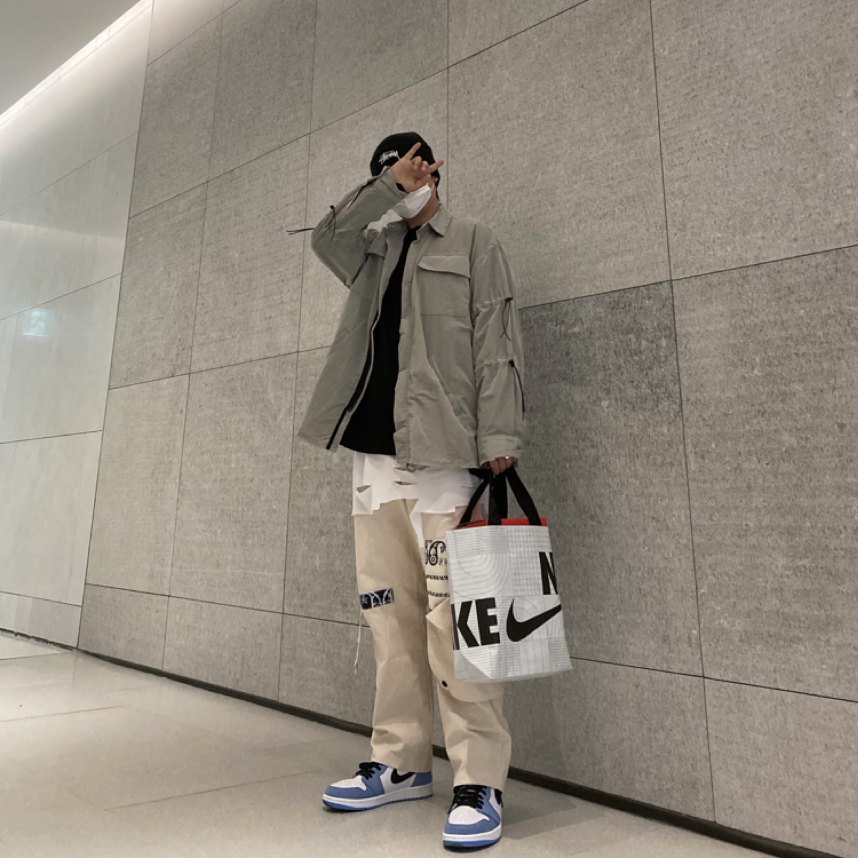 Nike Dunk Low Retro Black, Jordan 1 Retro High OG University Blue 착용 스타일