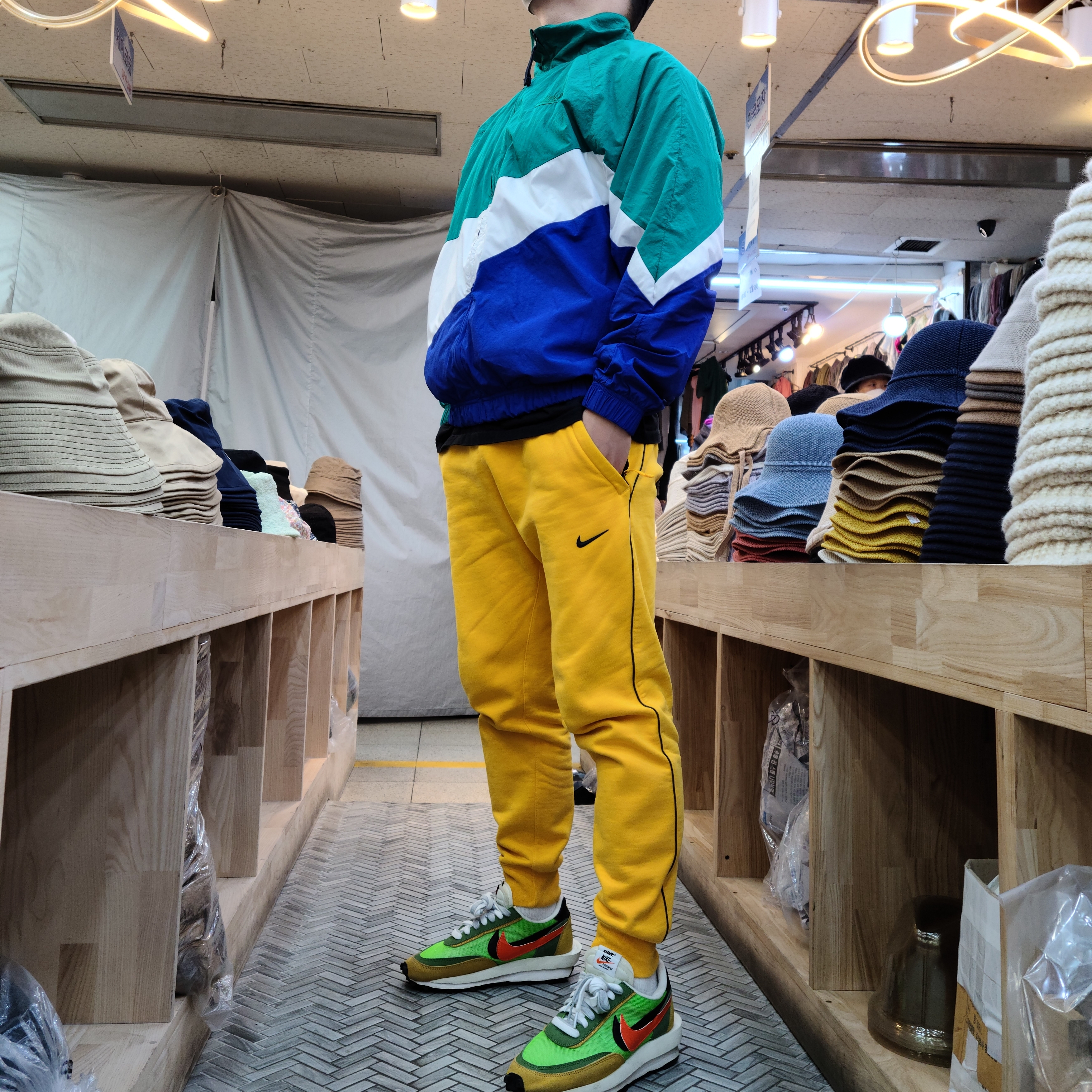 Nike x Sacai LDWaffle Green Multi, Nike x Drake Nocta Fleece Pants University Gold - Asia 착용 스타일