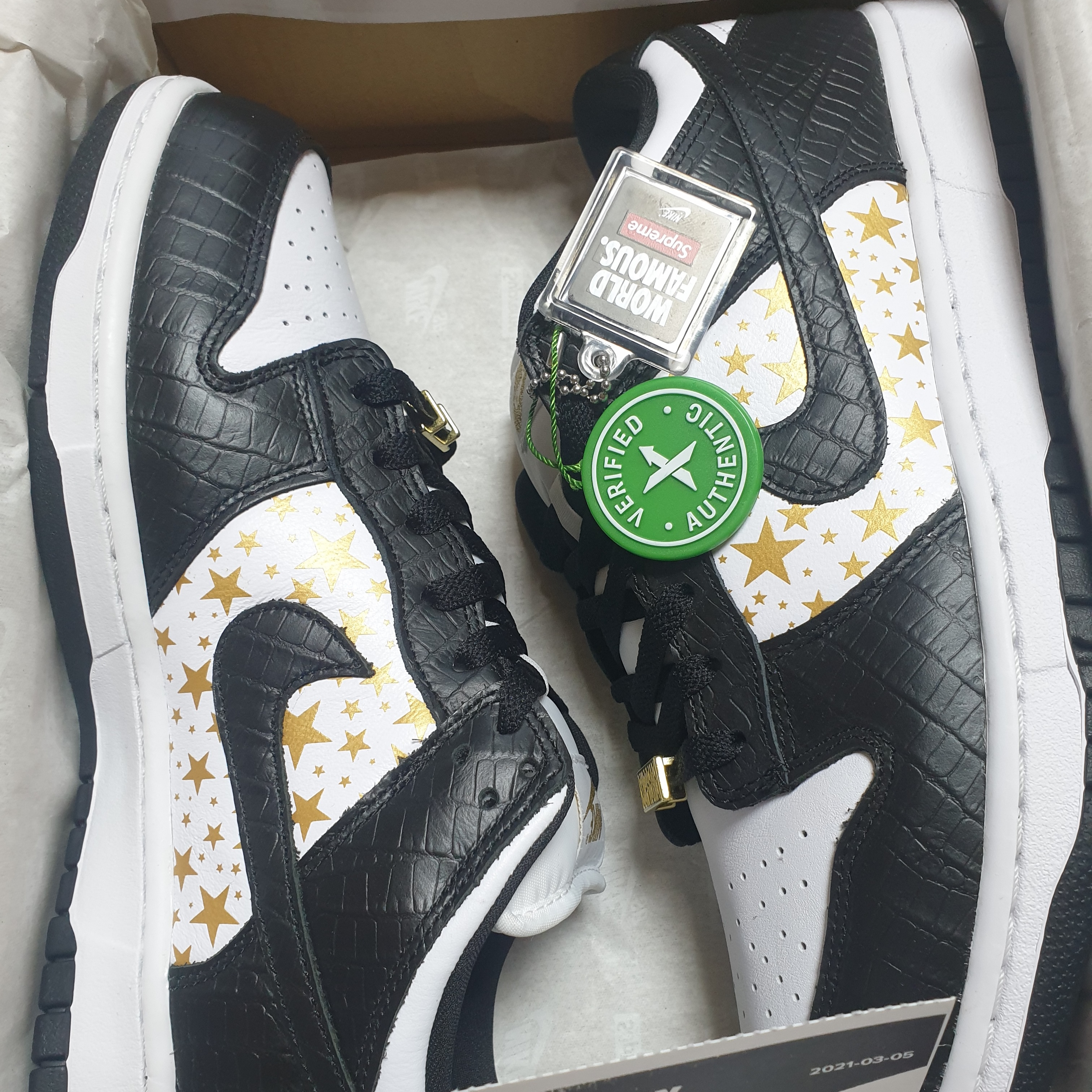 Nike x Supreme SB Dunk Low Black 착용 스타일