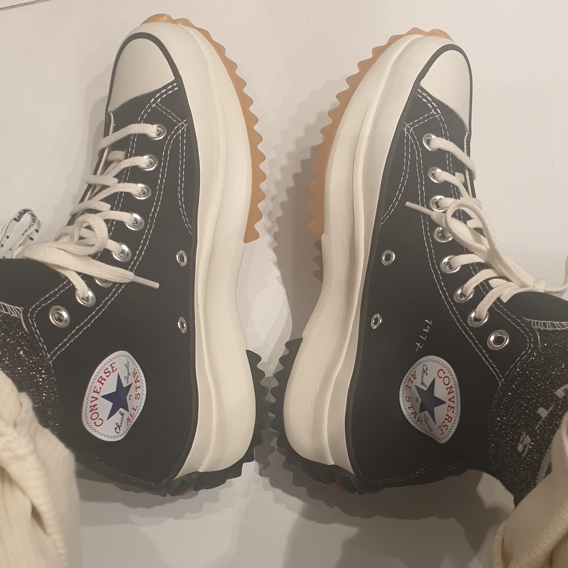 Converse x JW Anderson Run Star Hike Hi Black 착용 스타일 - 4