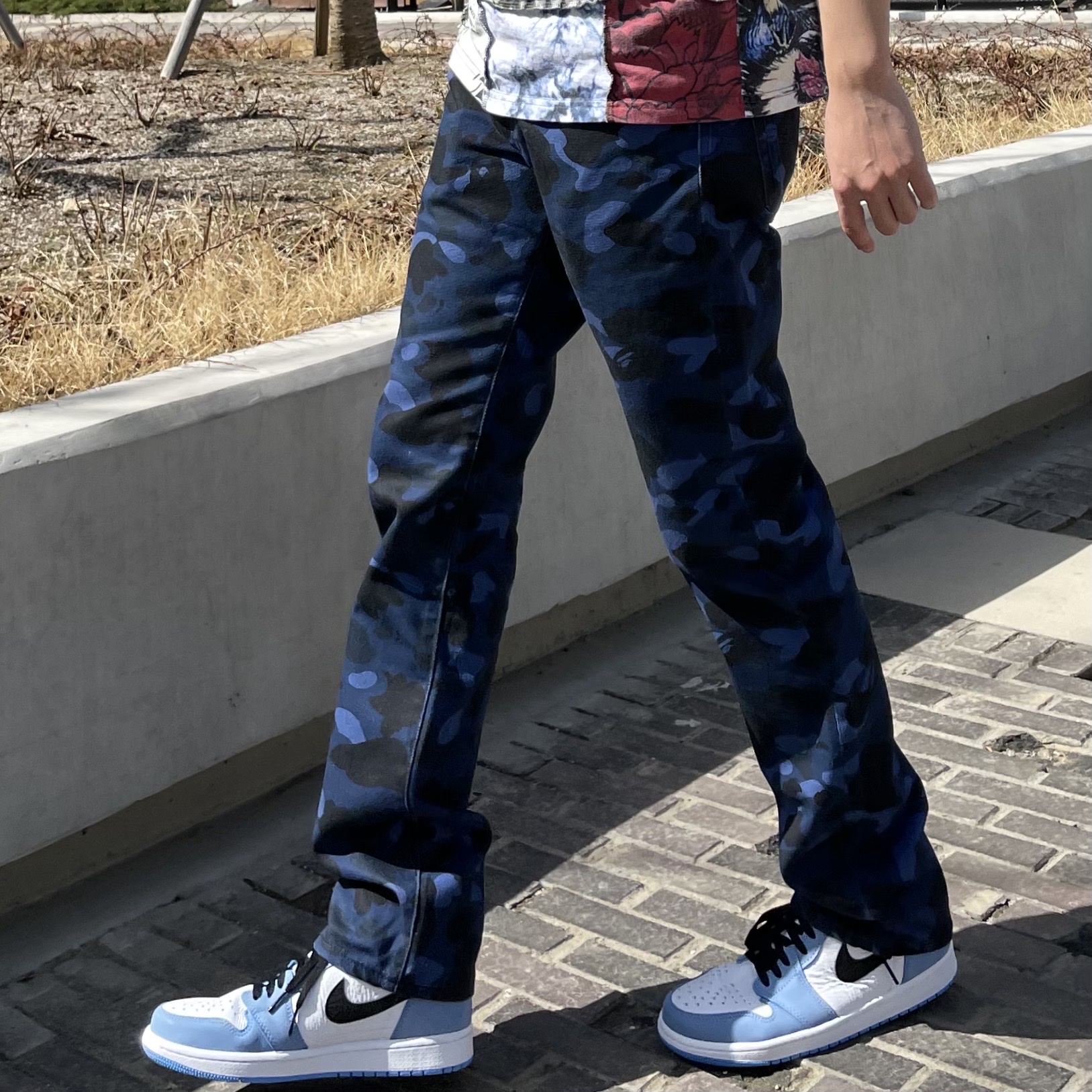 Jordan 1 Retro High OG University Blue, BAPE x Levi's Camo 501 93 Model Blue - Asia Exclusive 착용 스타일 - 2