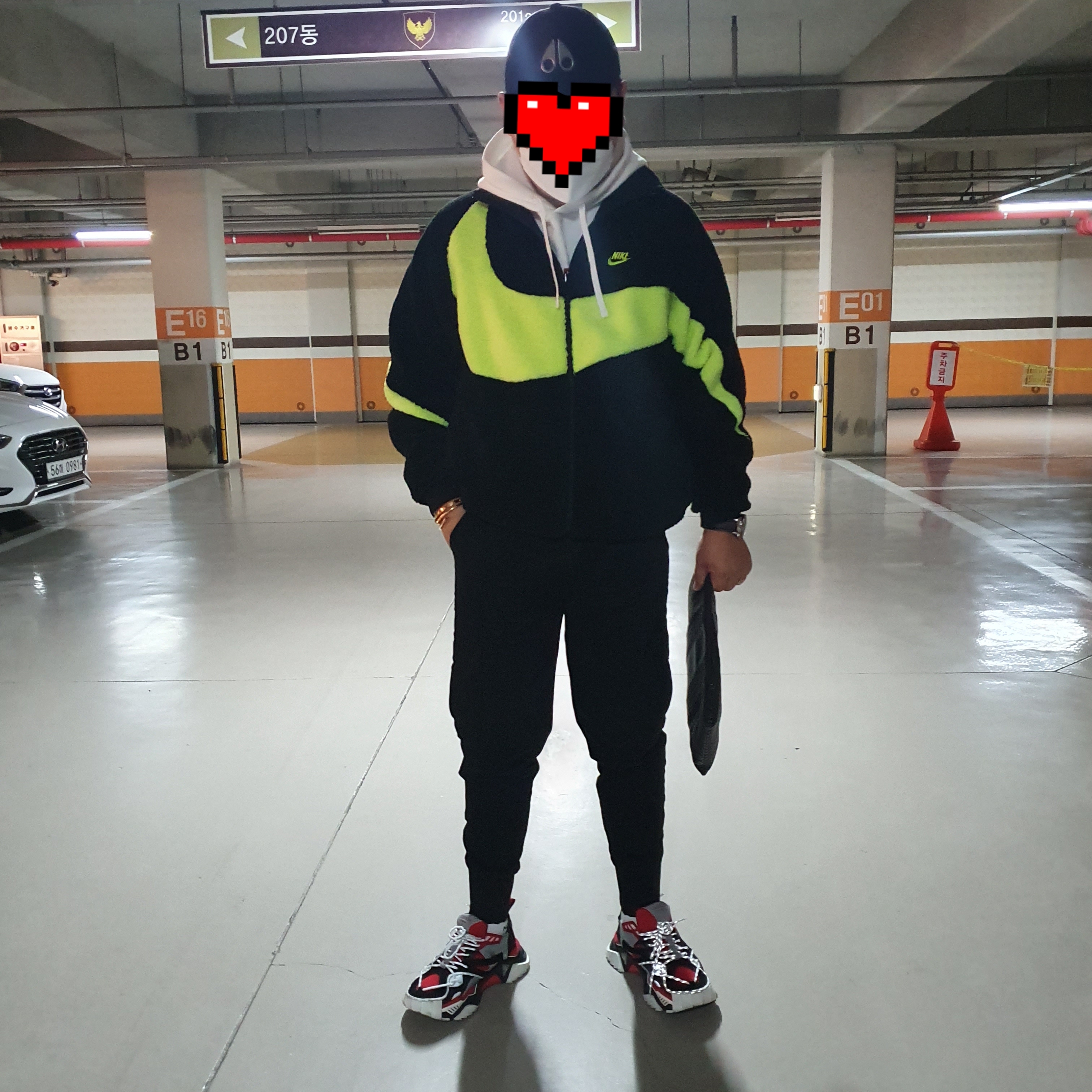 Nike Big Swoosh Full Zip Jacket Black Volt 착용 스타일