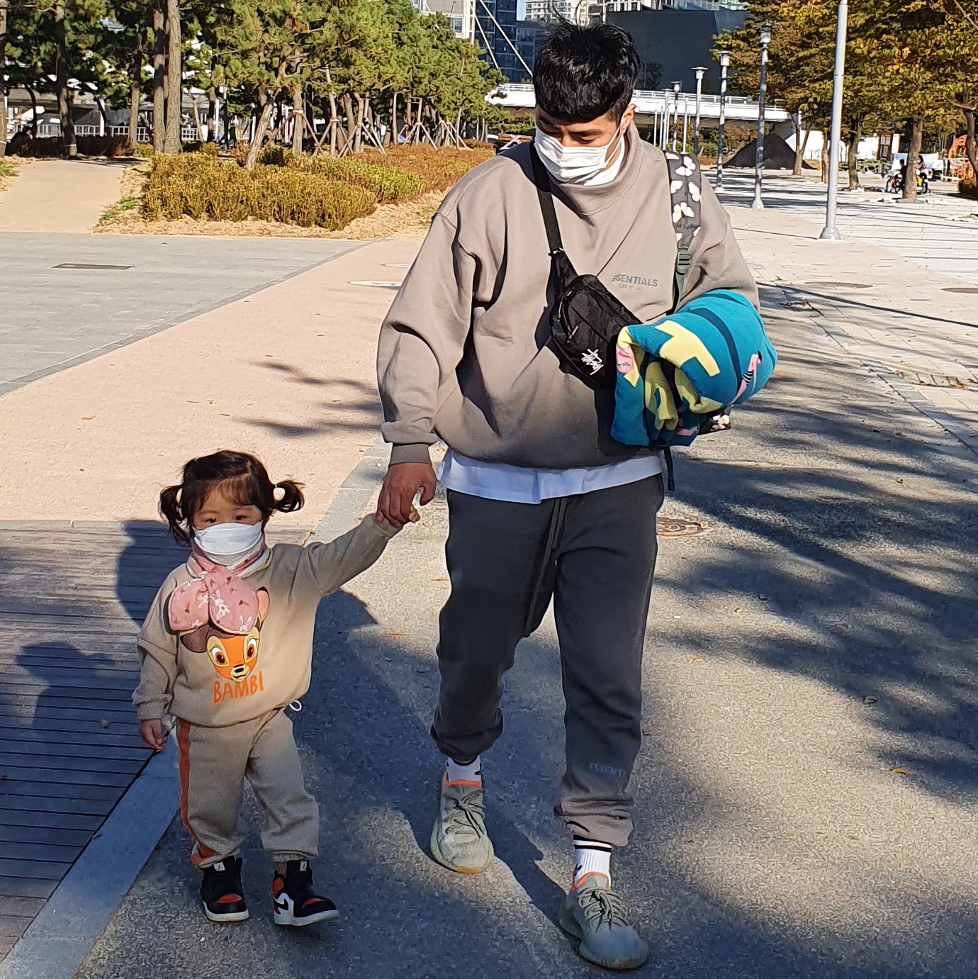 Essentials Sweatpants Gray Flannel/Charcoal - 20SS, Essentials Pull-Over Mockneck Sweatshirt Charcoal - 20SS 착용 스타일