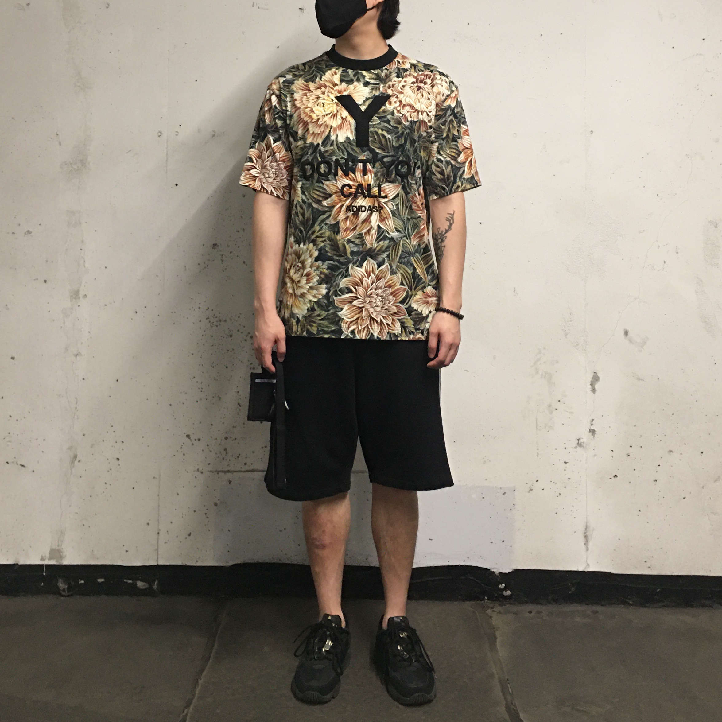 Y-3 Saikou Triple Black, Supreme x Yohji Yamamoto Logo T-Shirt Black - 20FW 착용 스타일 - 3